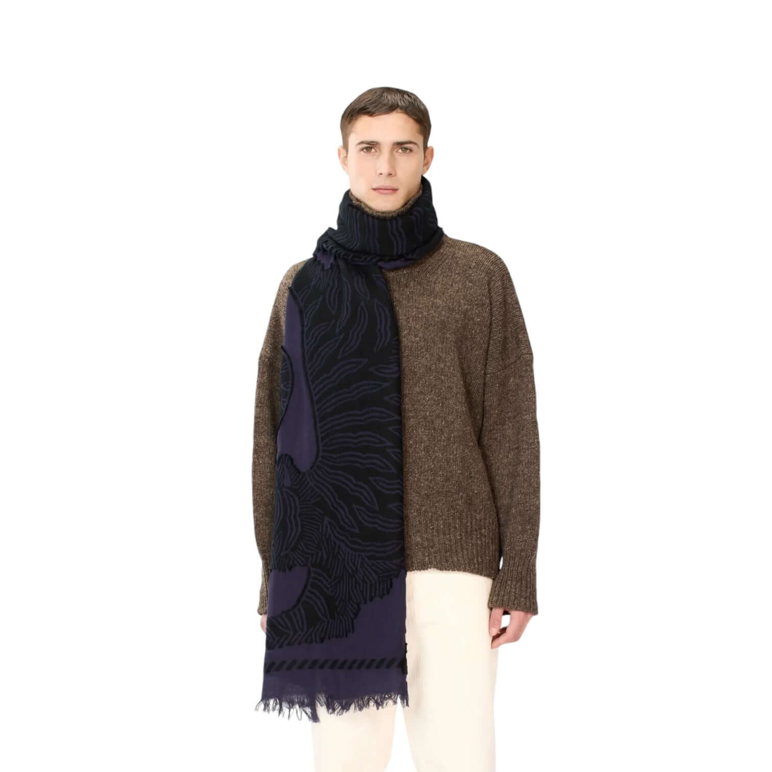 Sciarpa Mantra Navy in cotone e lana, indossata con maglione marrone, aggiunge un tocco unico al look.