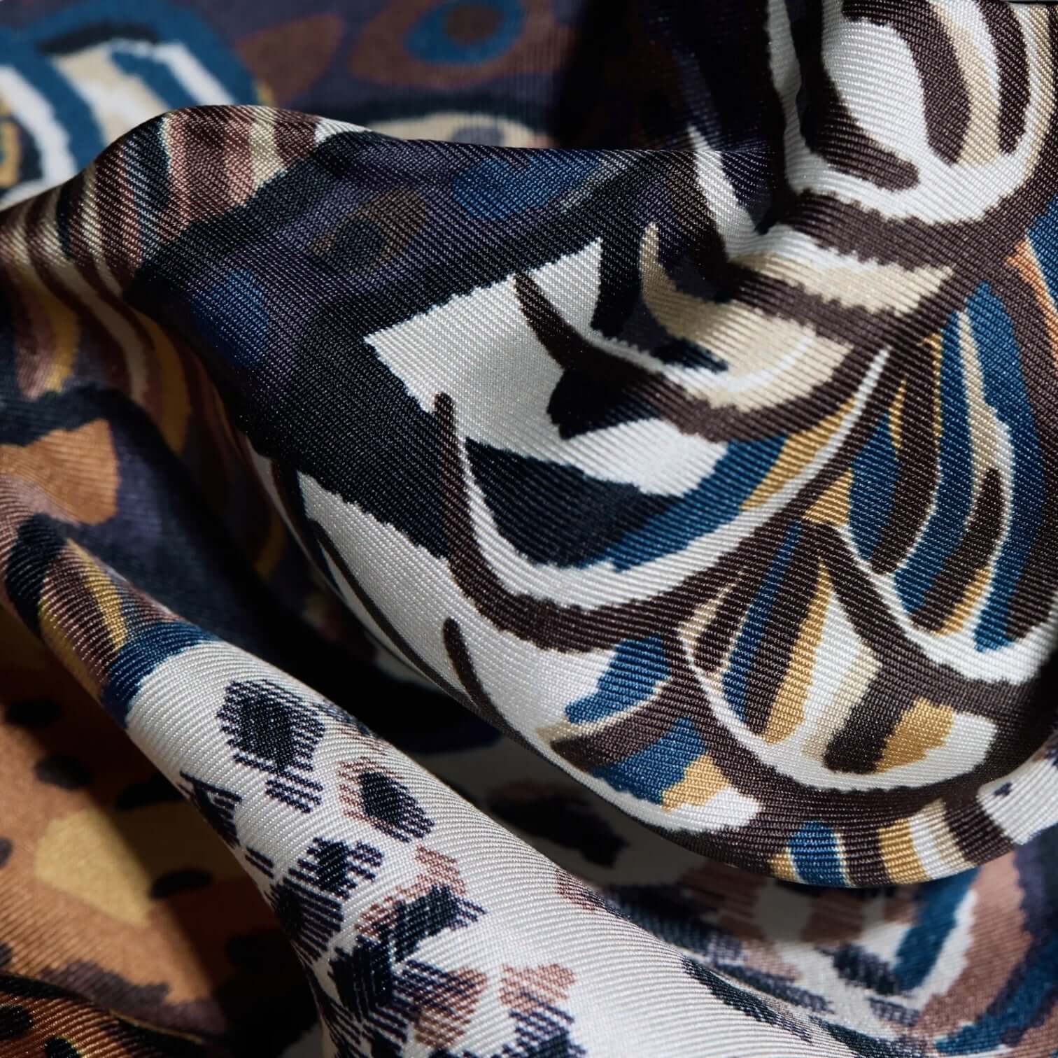 Foulard Quadrato Western Bianco in dettagli di design elegante, perfetto per accessoriare ogni outfit, dimensioni 70x70 cm.