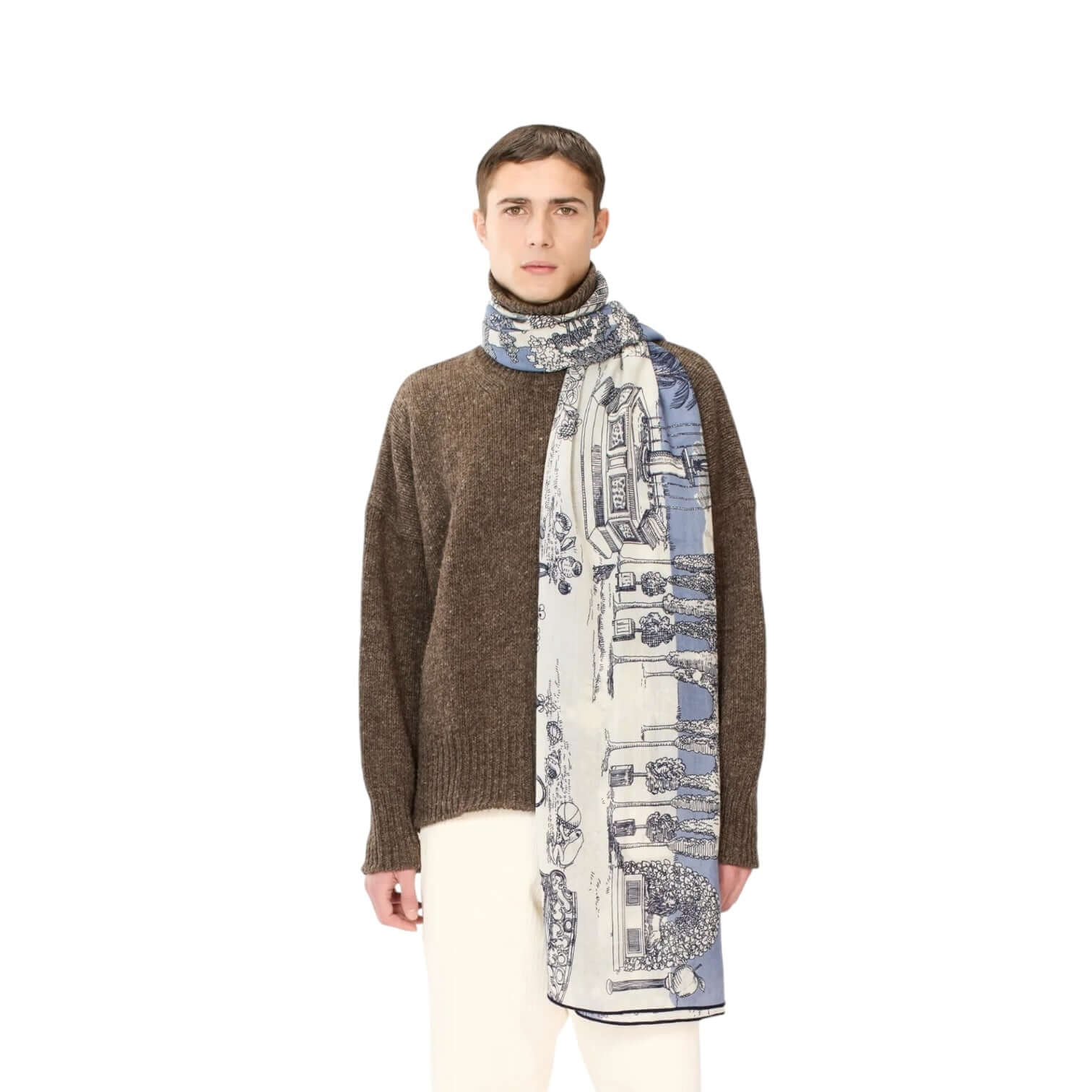 Modello maschile indossa una sciarpa Quatre Saisons Blu, aggiungendo stile con design creativo e colori vibranti.