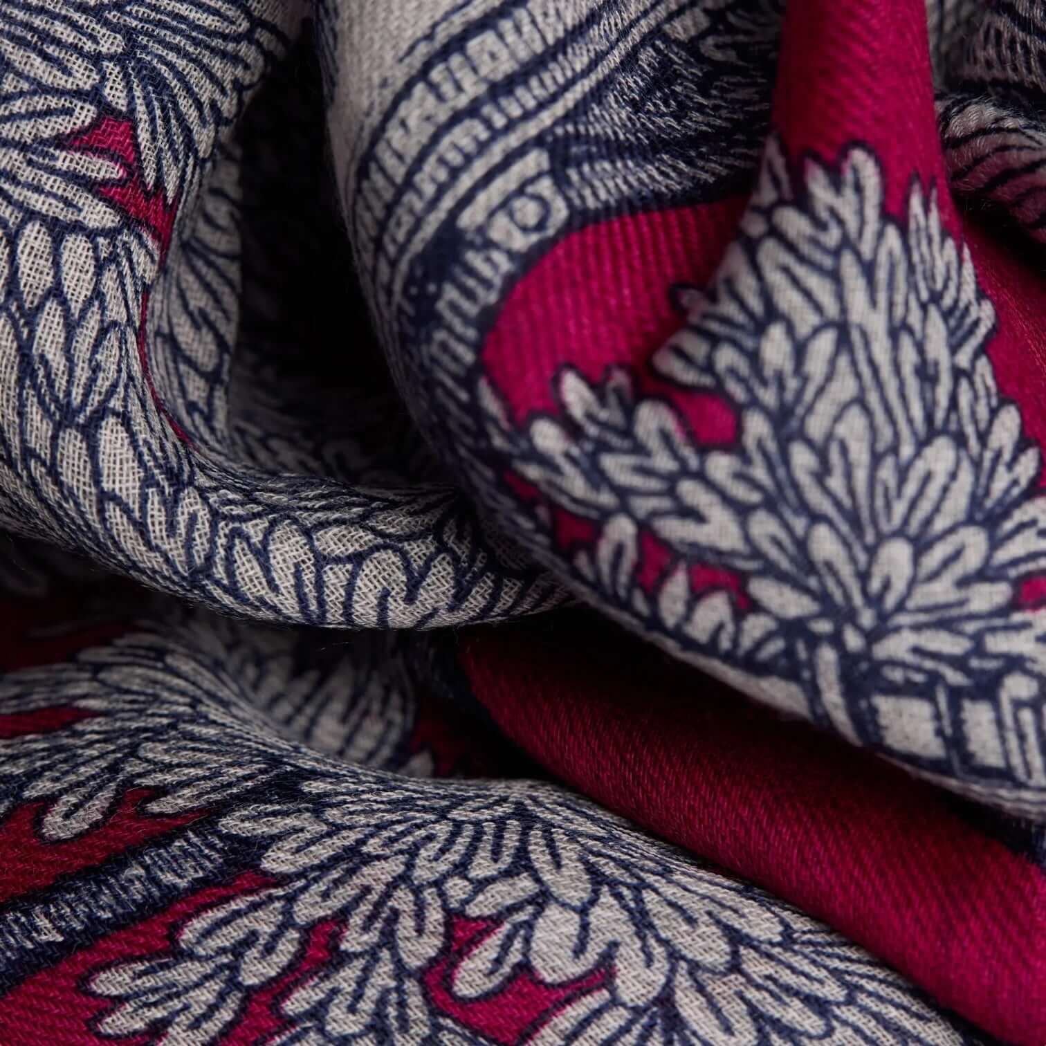 Sciarpa Mirage Fucsia con disegni creativi, leggera e comoda, ideale per aggiungere colore e unicità al tuo outfit.