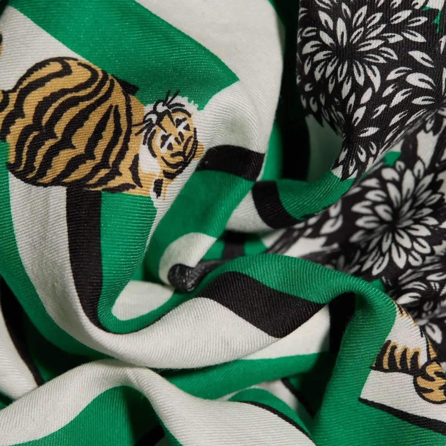 Foulard Quadrato Astrologie Labyrinthe Verde with tiger and floral design, perfect for versatile styling. Size: 65x65 cm.