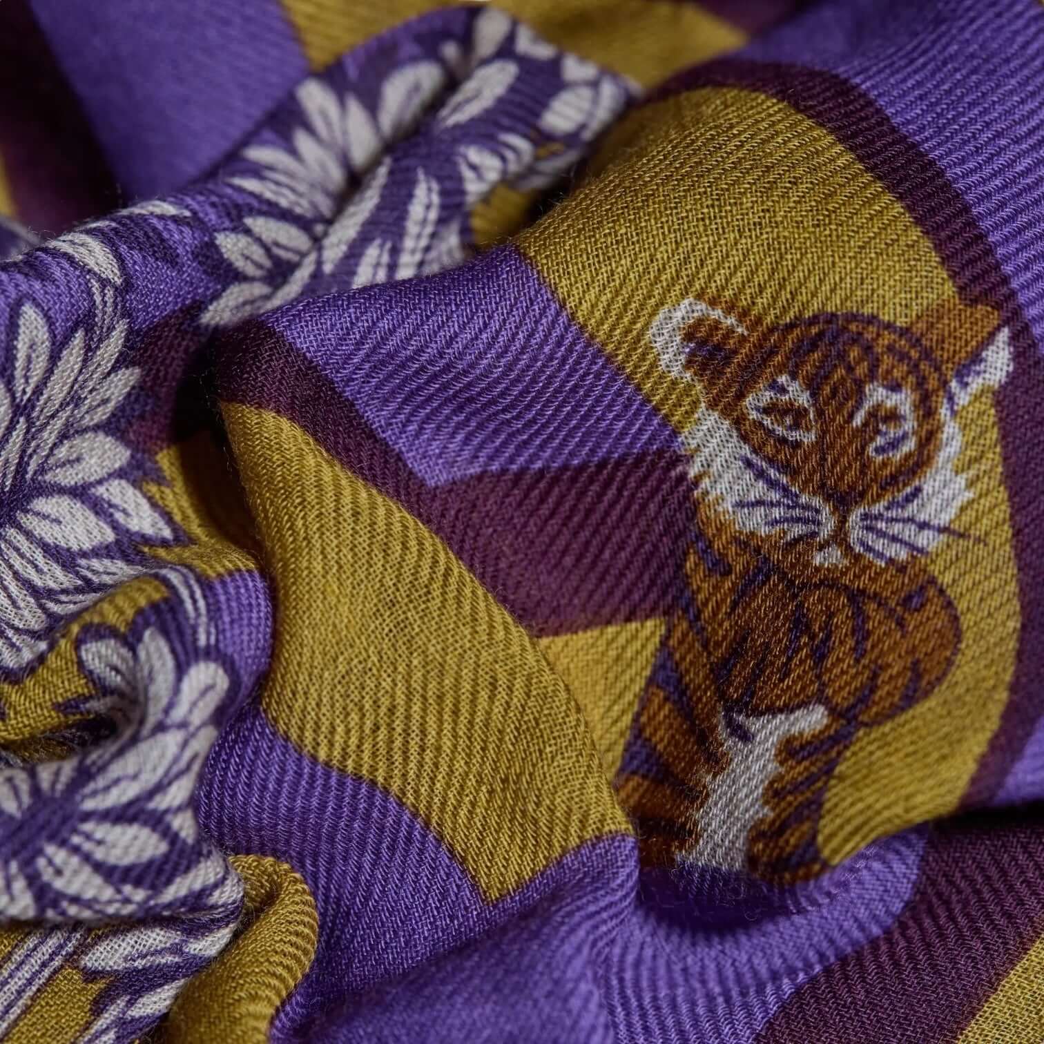 Foulard quadrato Labyrinthe Viola con disegni unici, tigri e fiori, dimensioni 100x100, perfetto per ogni outfit.