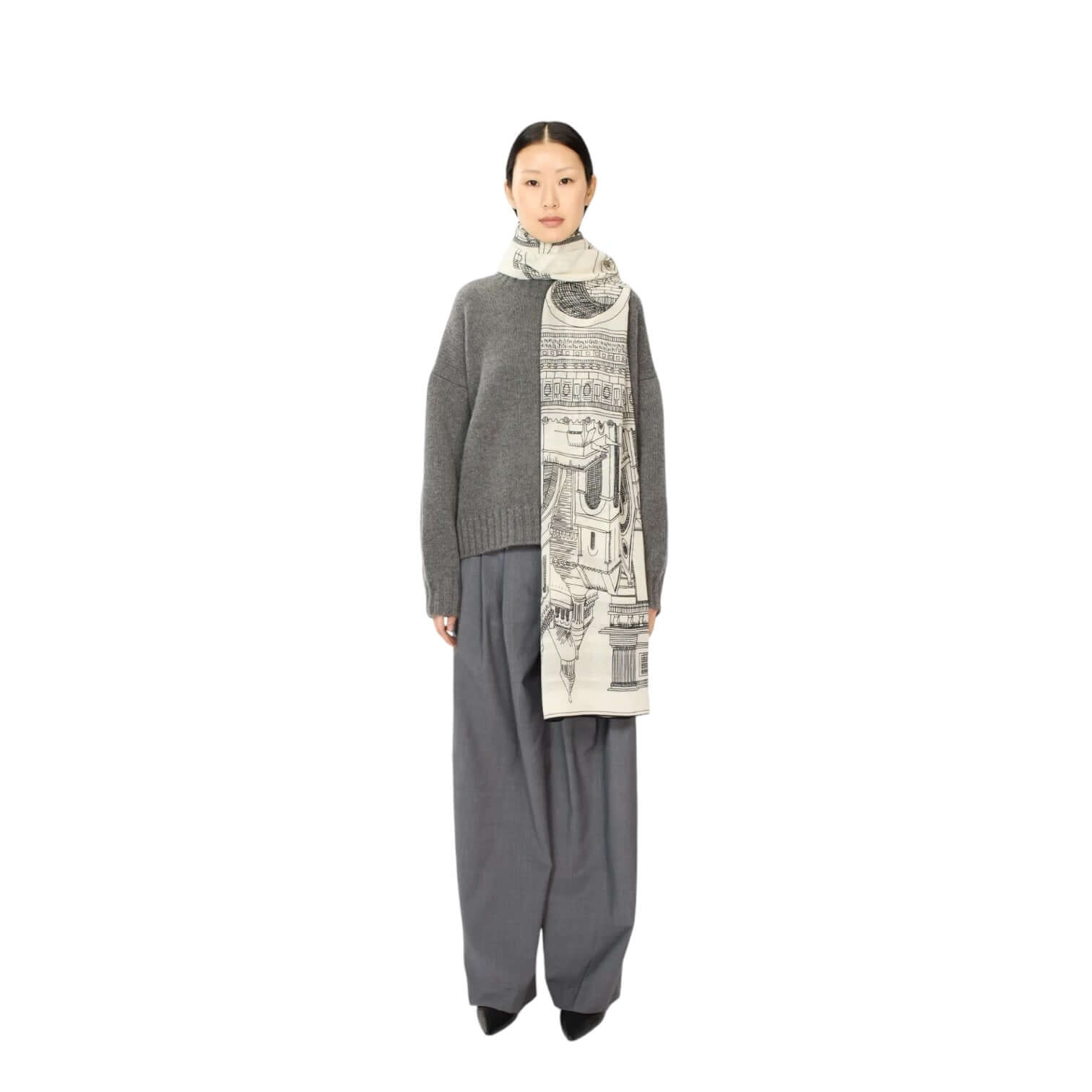 Modella che indossa la Sciarpa Paris Bianco, un accessorio unico e creativo per il tuo outfit.