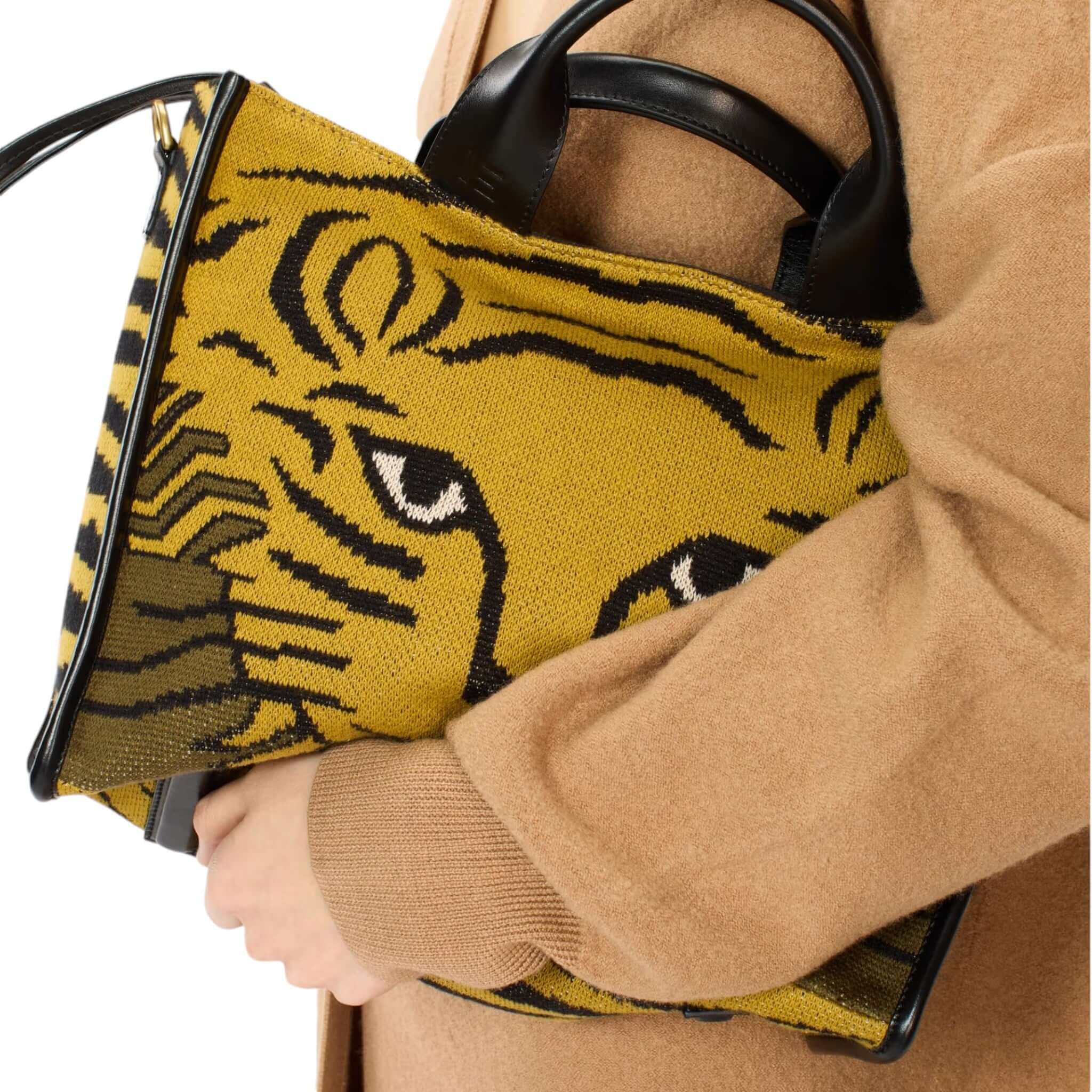 Borsa a tracolla con design di tigre, manici in pelle nera, stile elegante e distintivo.