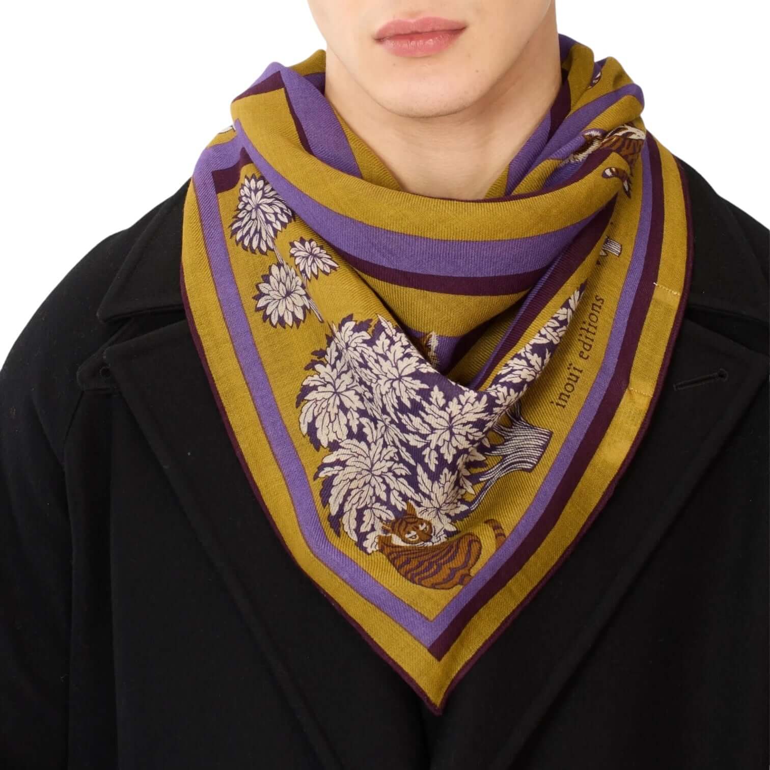 Foulard quadrato Viola indossato da uomo, decorato con disegni unici, dimensioni 100x100, versatile per ogni outfit.