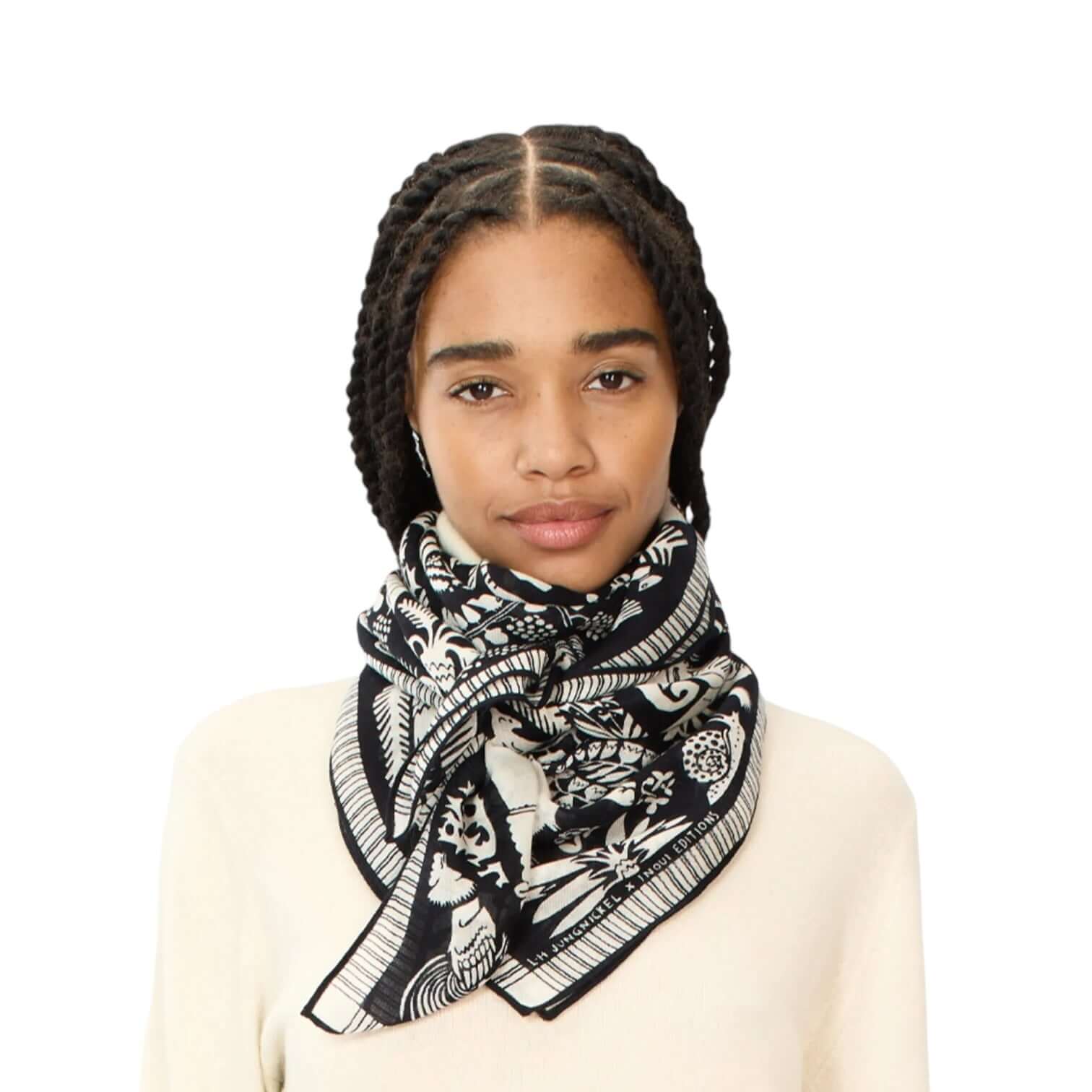 Foulard quadrato Ludwig Nero indossato da donna, con disegni unici su sfondo nero, aggiungendo stile a ogni outfit.