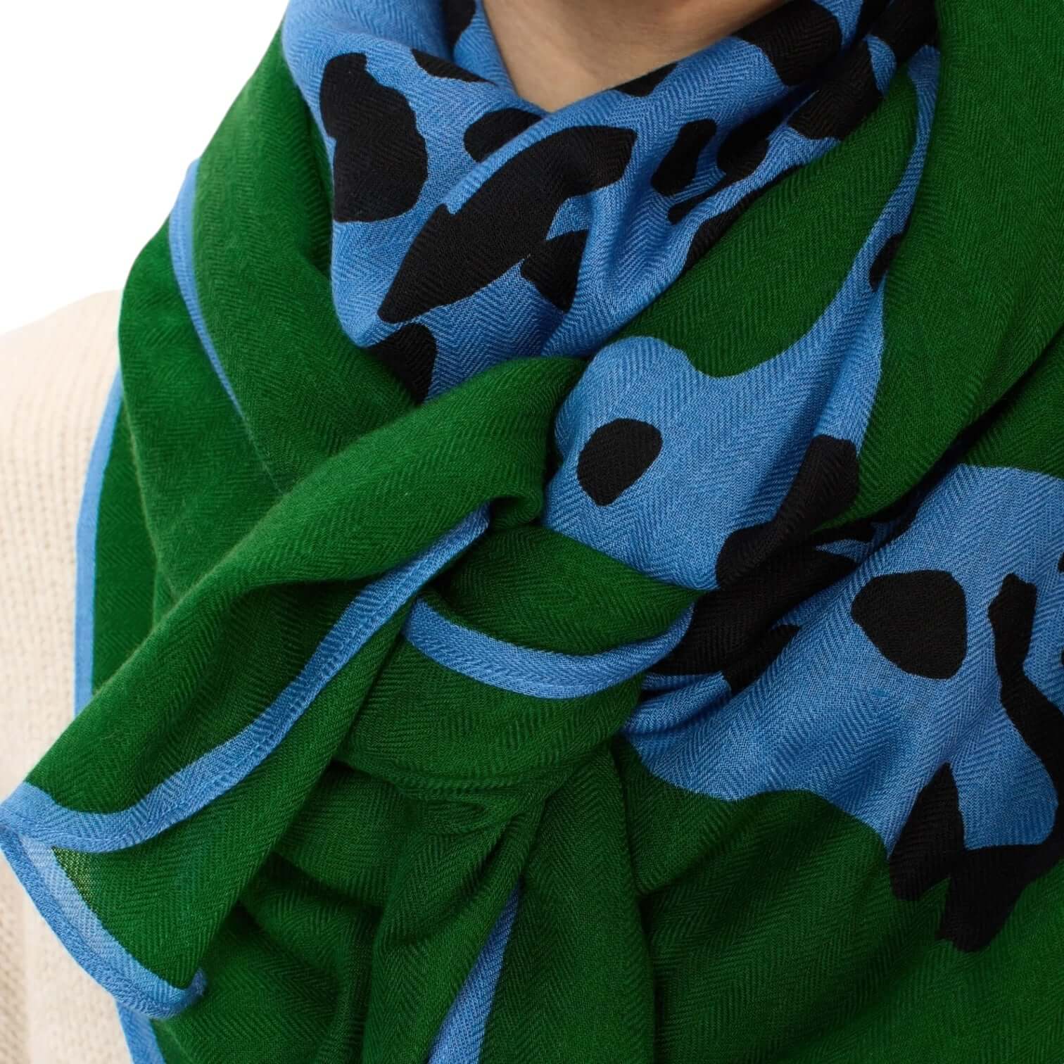 Foulard quadrato Feline Verde con stampe colorate di vari colori indossato con stile.