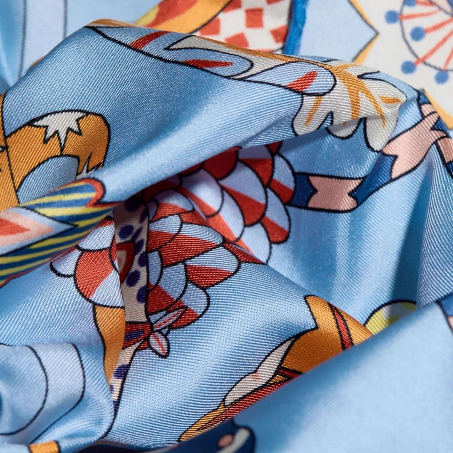 Foulard quadrato Botanique Blu, tessuto satinato, design colorato su sfondo blu, elegante e versatile per ogni occasione.