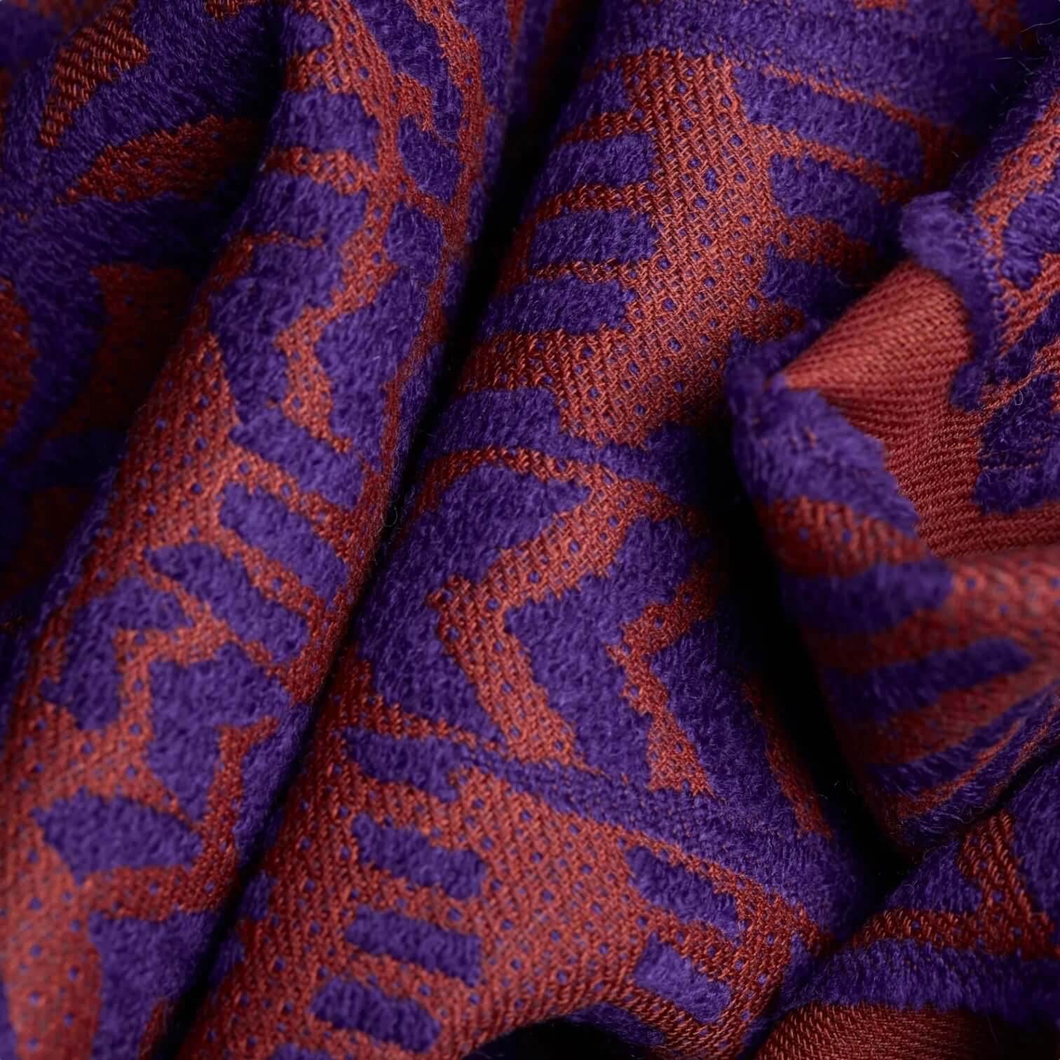 Sciarpa Hedwige Viola in cotone e lana, tessuto morbido con design unico, dimensioni 70x190cm. Perfetta per ogni outfit.