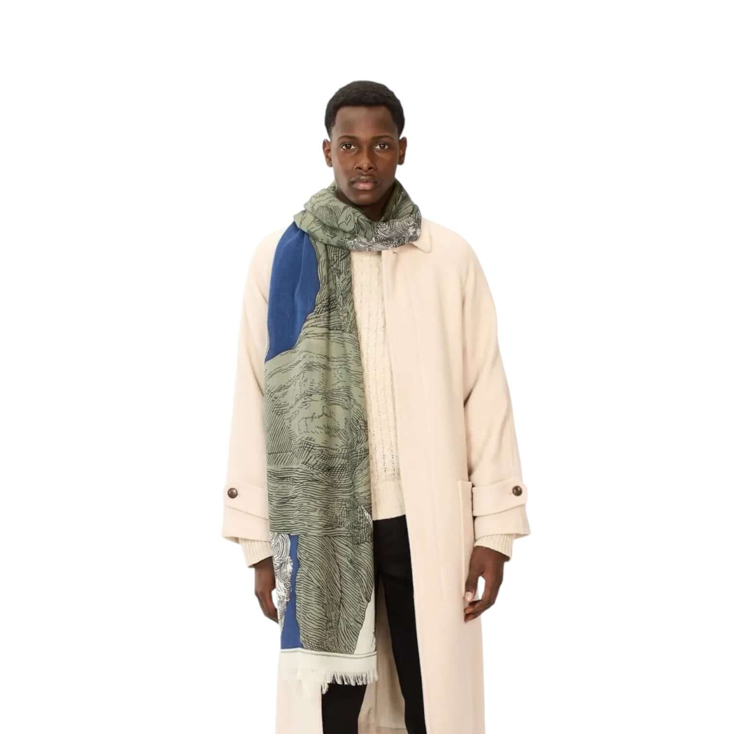 Sciarpa Montana Kaki indossata da uomo, leggera e comoda, ideale per aggiungere colore e unicità al look.