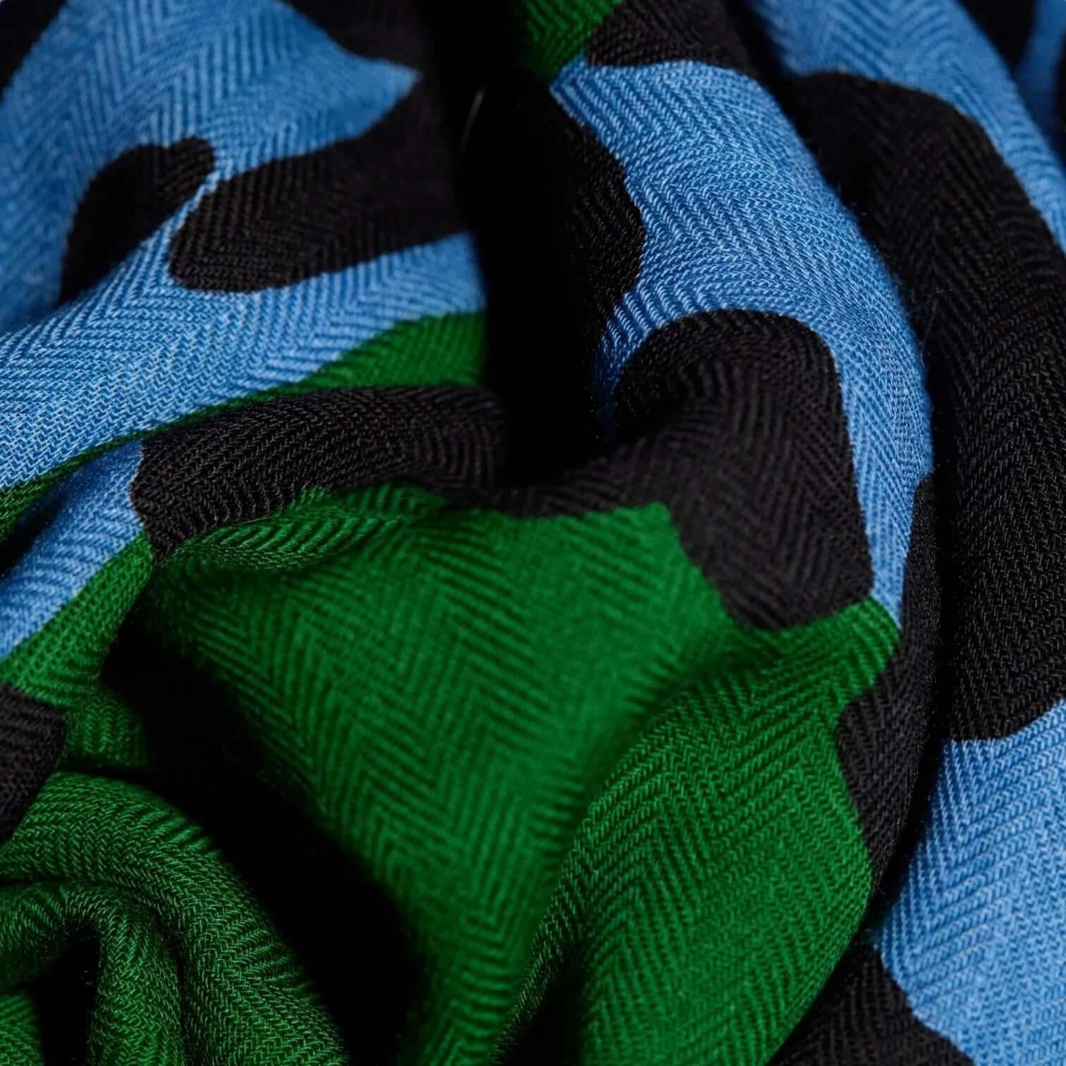 Foulard quadrato Feline Verde con design colorato, tessuto di alta qualità, dimensioni 130x130 cm, ideale per ogni outfit.