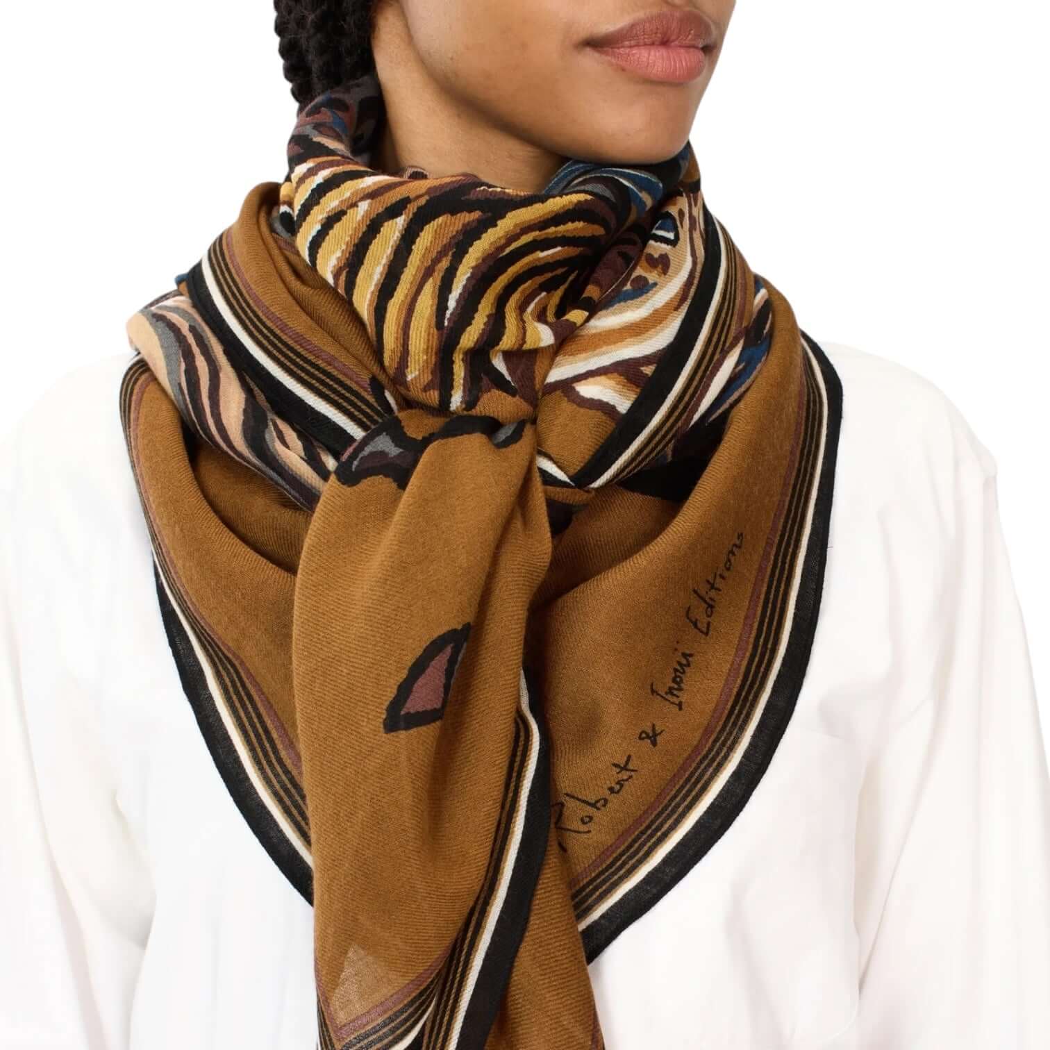 Foulard Quadrato Western Marrone indossato da una donna, con stampe colorate, in stile elegante e versatile.