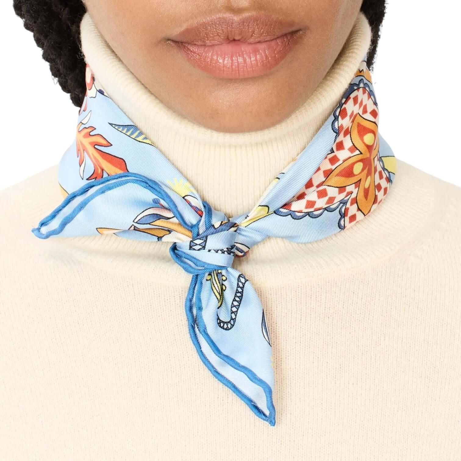Foulard quadrato botanique blu indossato al collo, realizzato in Italia, dimensioni 45x45 cm, design floreale.