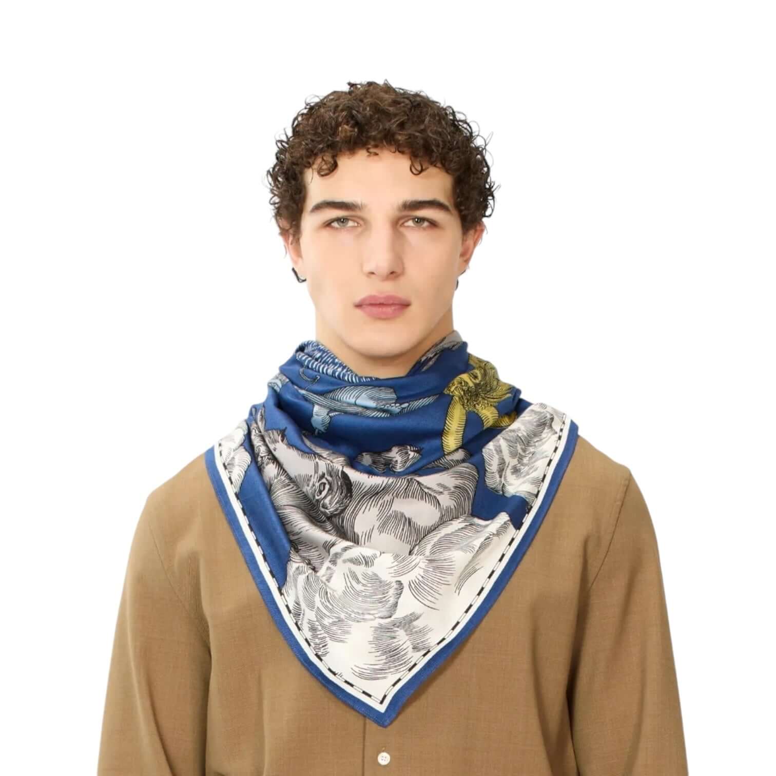 Foulard quadrato con motivo di astrologia in blu e bianco indossato da modello maschile.