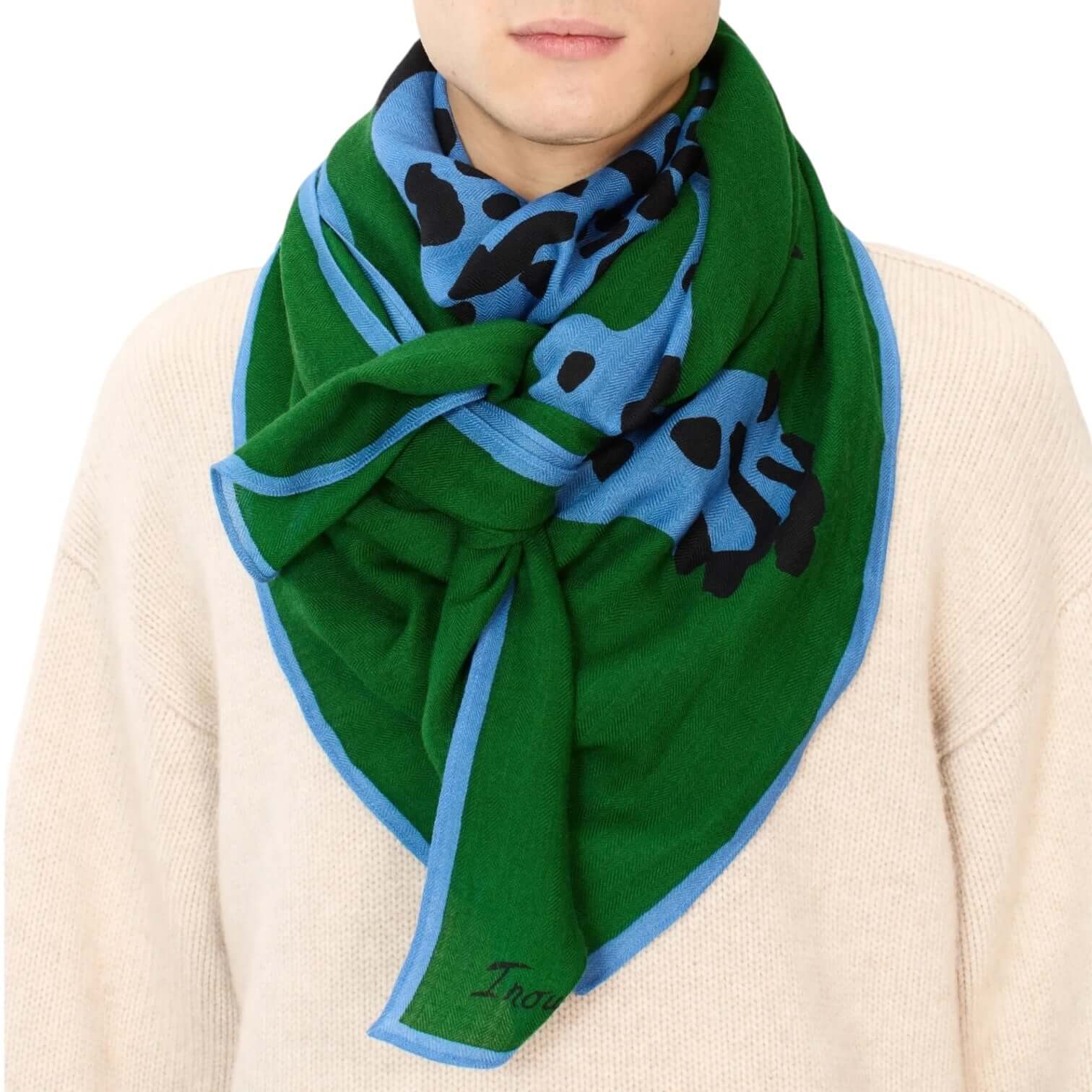 Foulard quadrato Feline Verde, 130x130 cm, con stampe colorate e design elegante, adatto per ogni occasione.