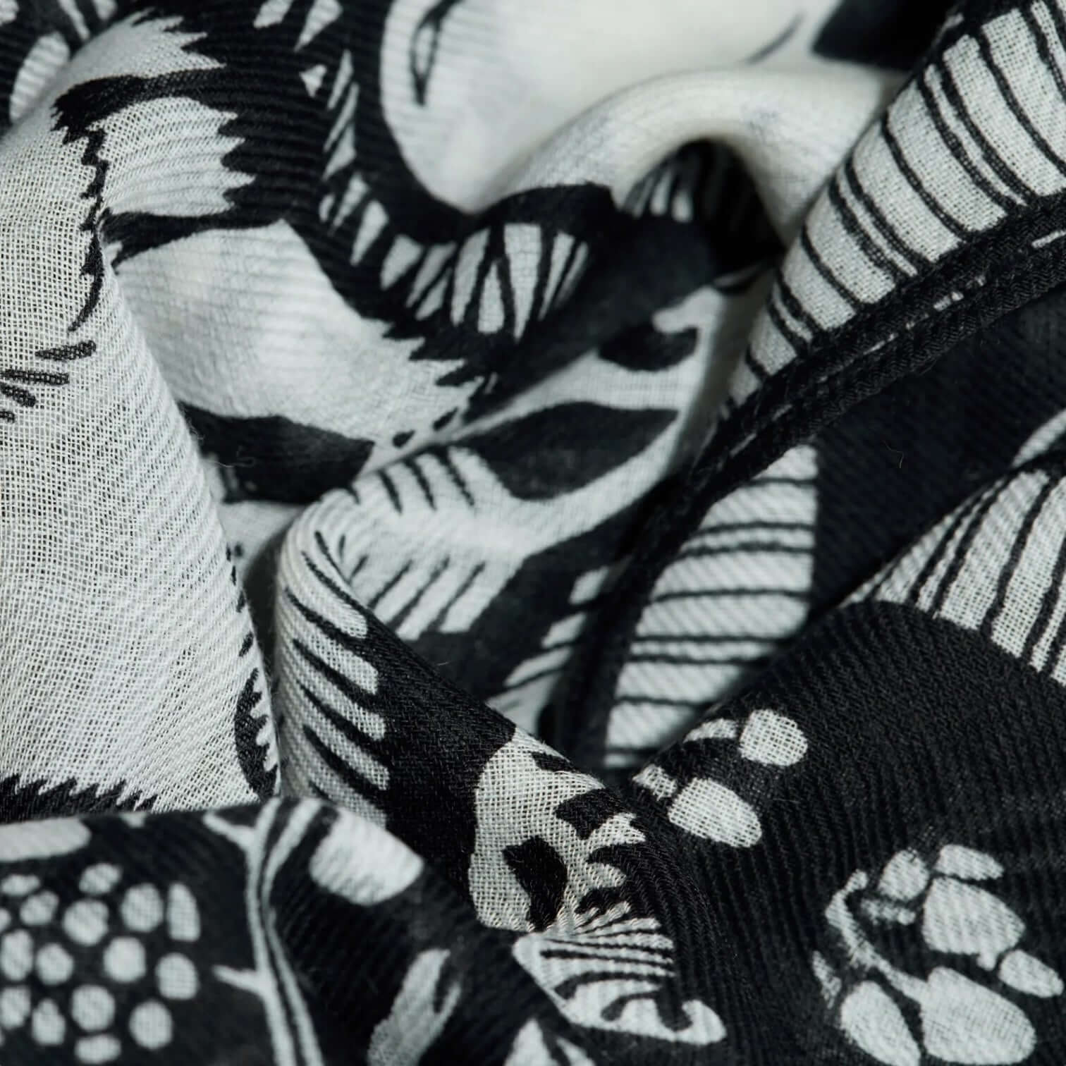 Foulard Quadrato Ludwig Nero in bianco e nero con disegni unici e texture morbida, misura 100x100.