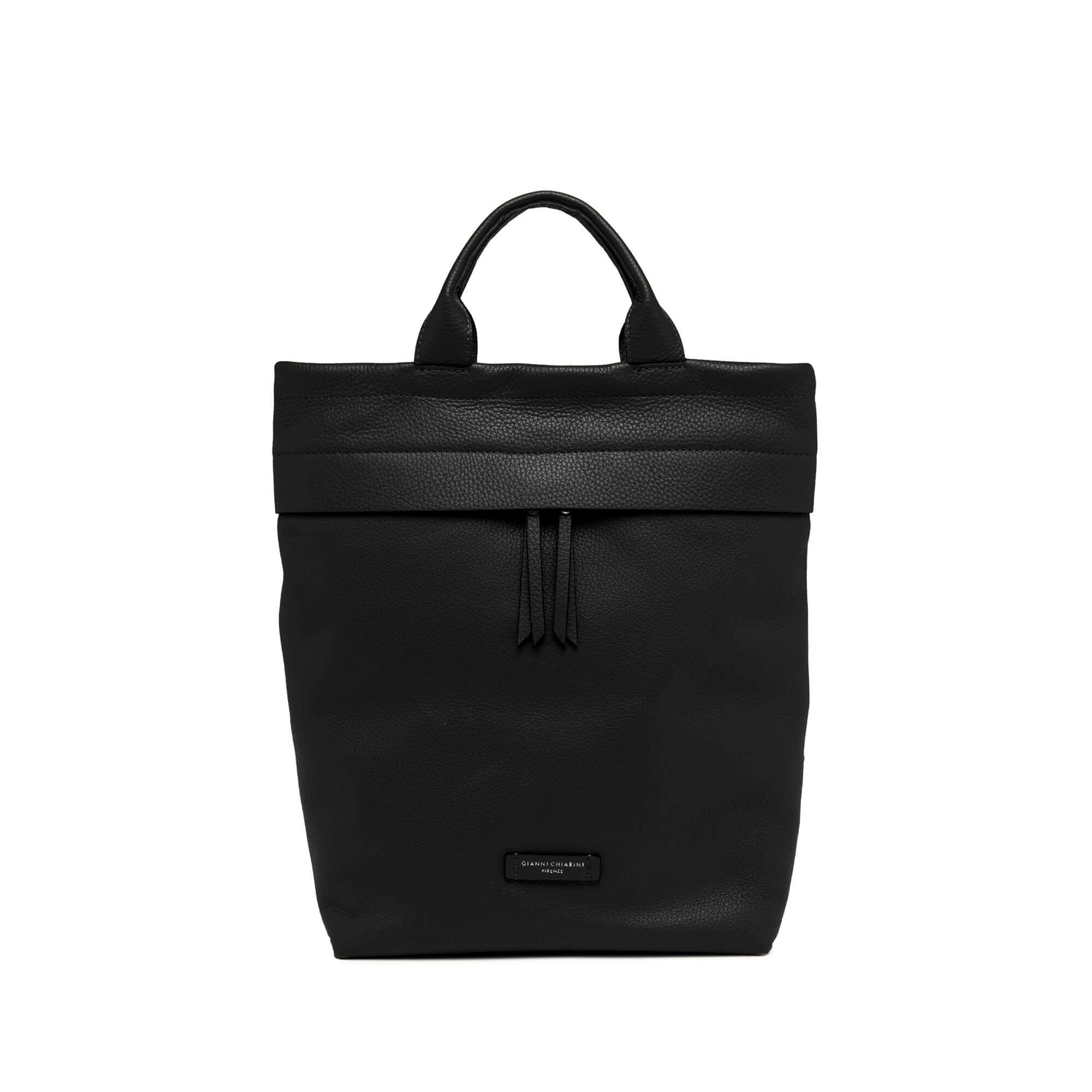 Zaino sportivo in pelle martellata nera con manici e spallacci regolabili, ideale per uso quotidiano.