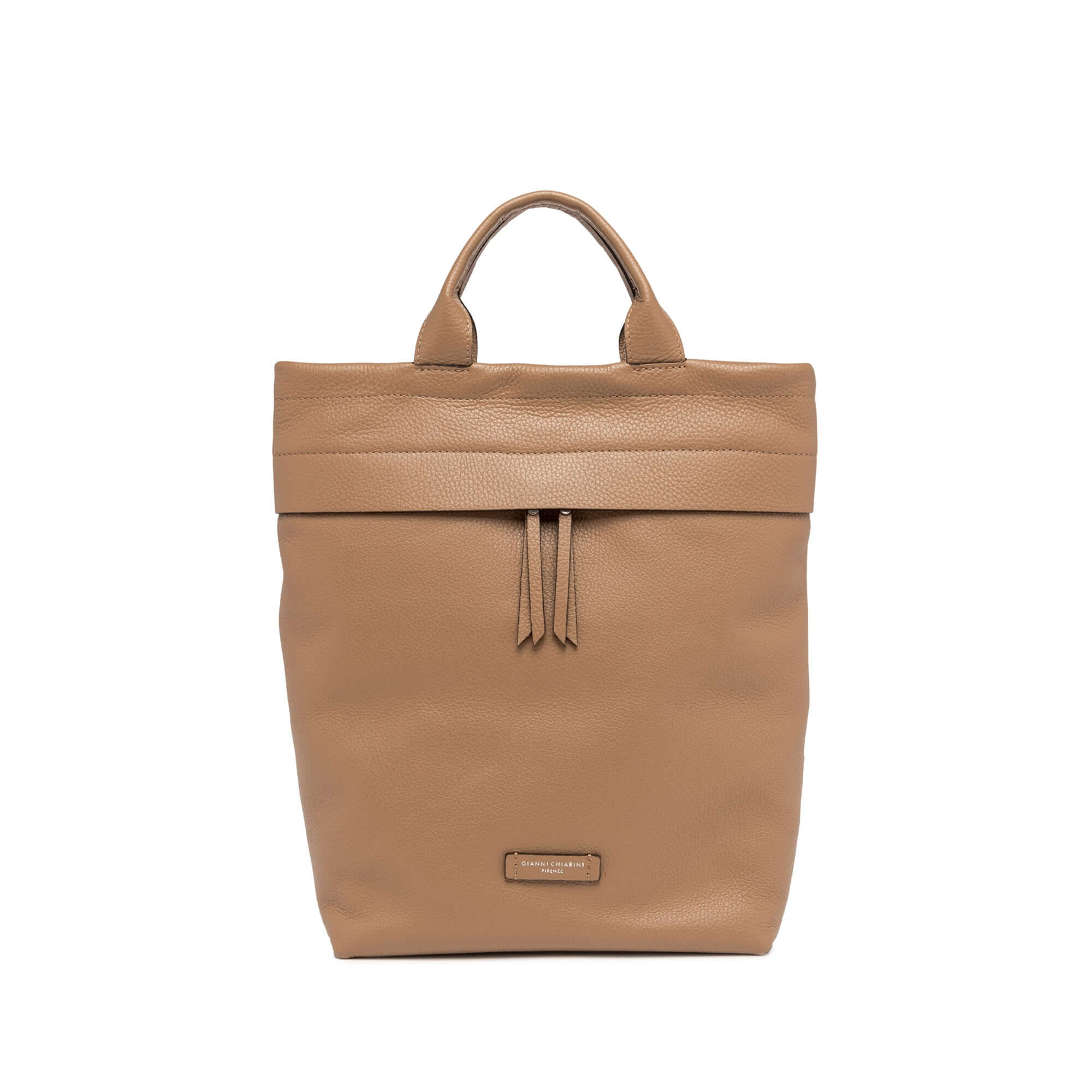 Zaino sportivo in pelle martellata con manici, spallacci regolabili, colore beige, dimensioni 38x27x12 cm.