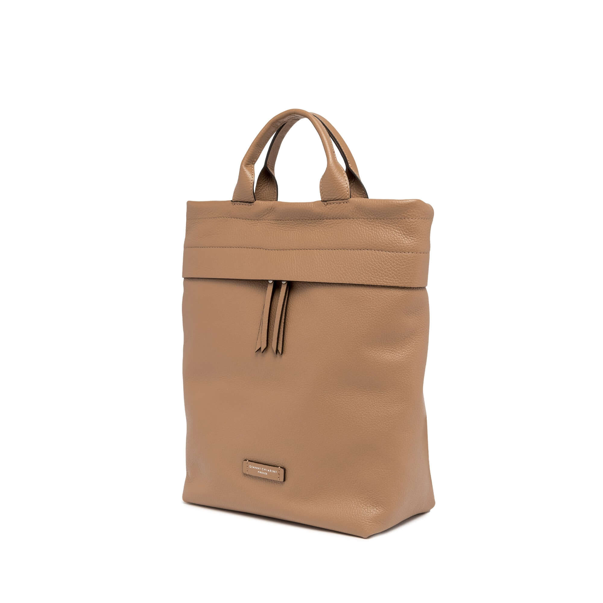 Zaino Andrea in pelle martellata color beige con manici e spallacci regolabili, dimensioni 38x27x12 cm.