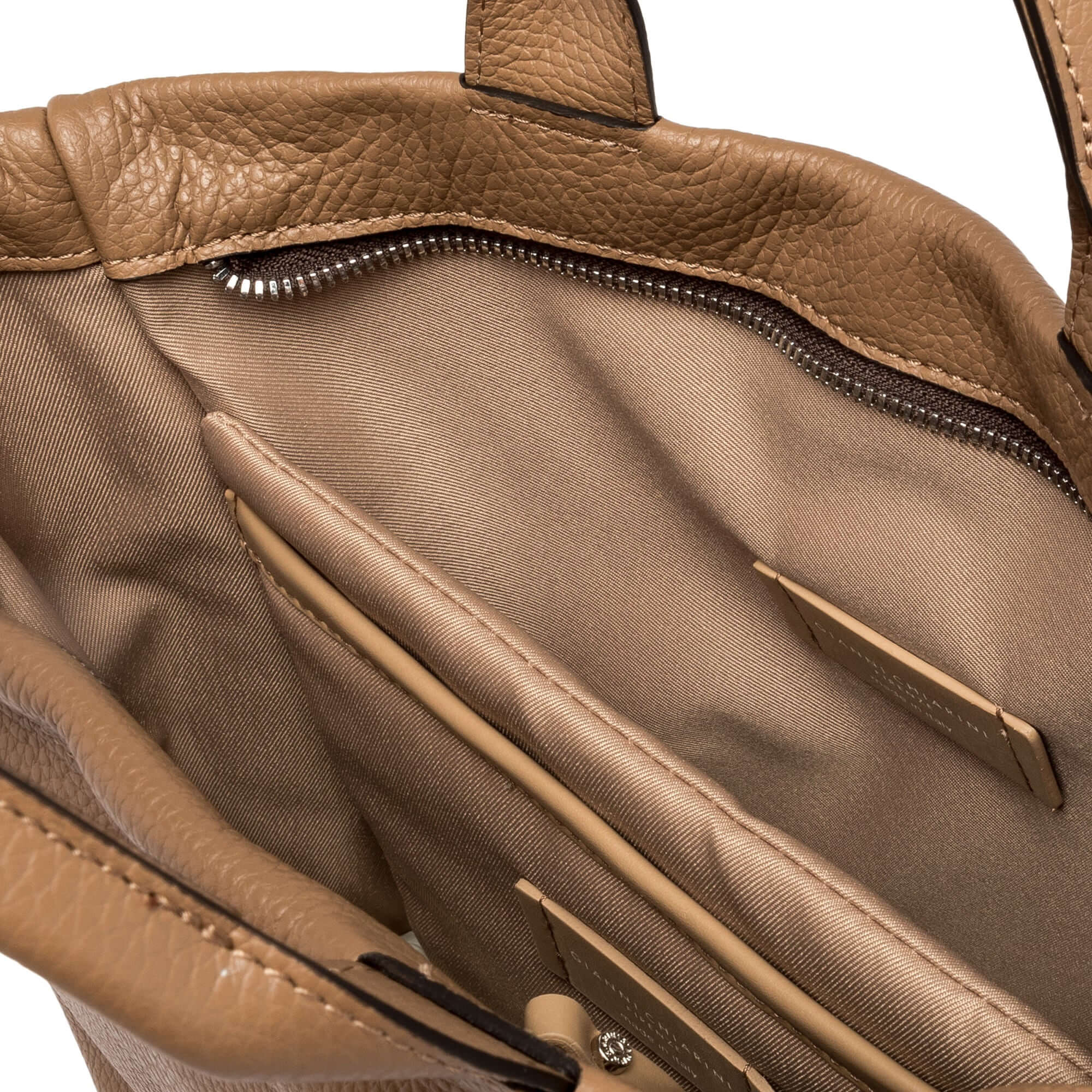 Interno dello zaino sportivo Andrea in pelle martellata, mostra l'ampio scomparto e tasche funzionali.