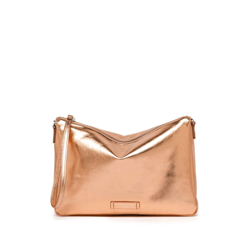 Nora Pouch by Gianni Chiarini, metallic leather shoulder bag with removable straps, zip closure, dimensions 28x21x9 cm.