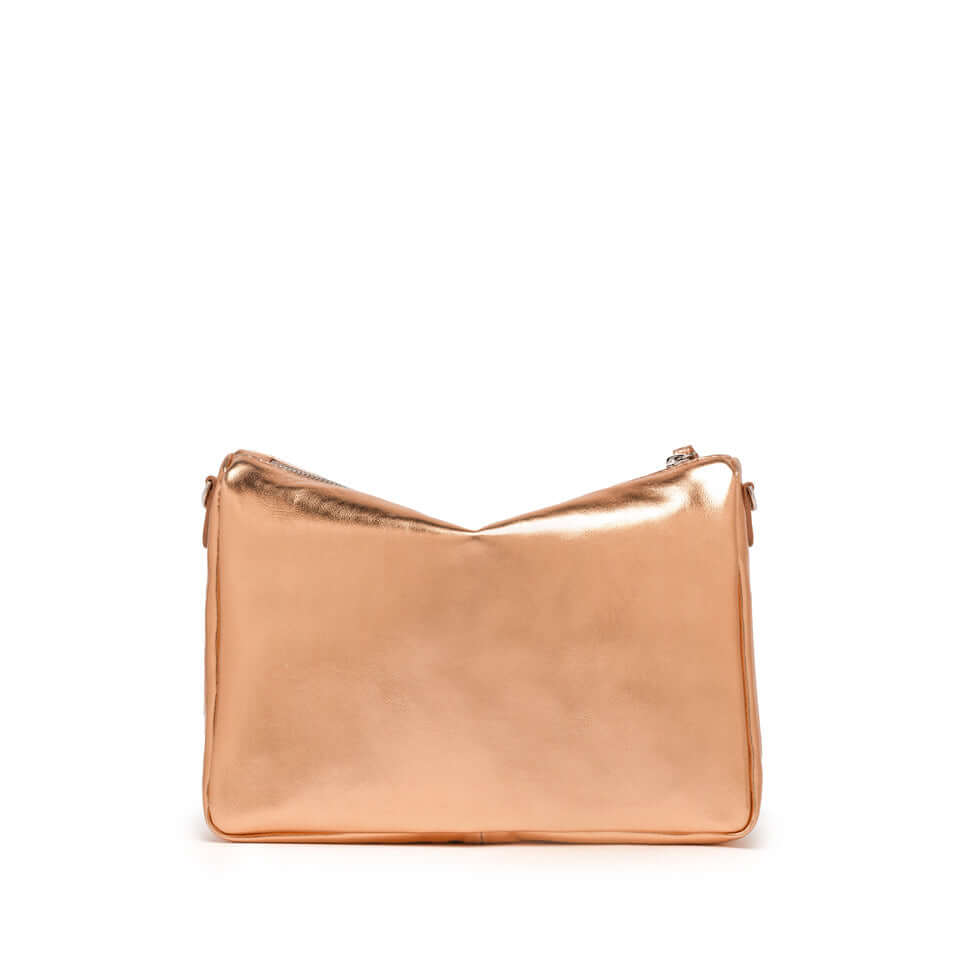 Nora Pouch by Gianni Chiarini, metallic leather bag with zip closure, removable wrist and shoulder straps, 28x21x9 cm.