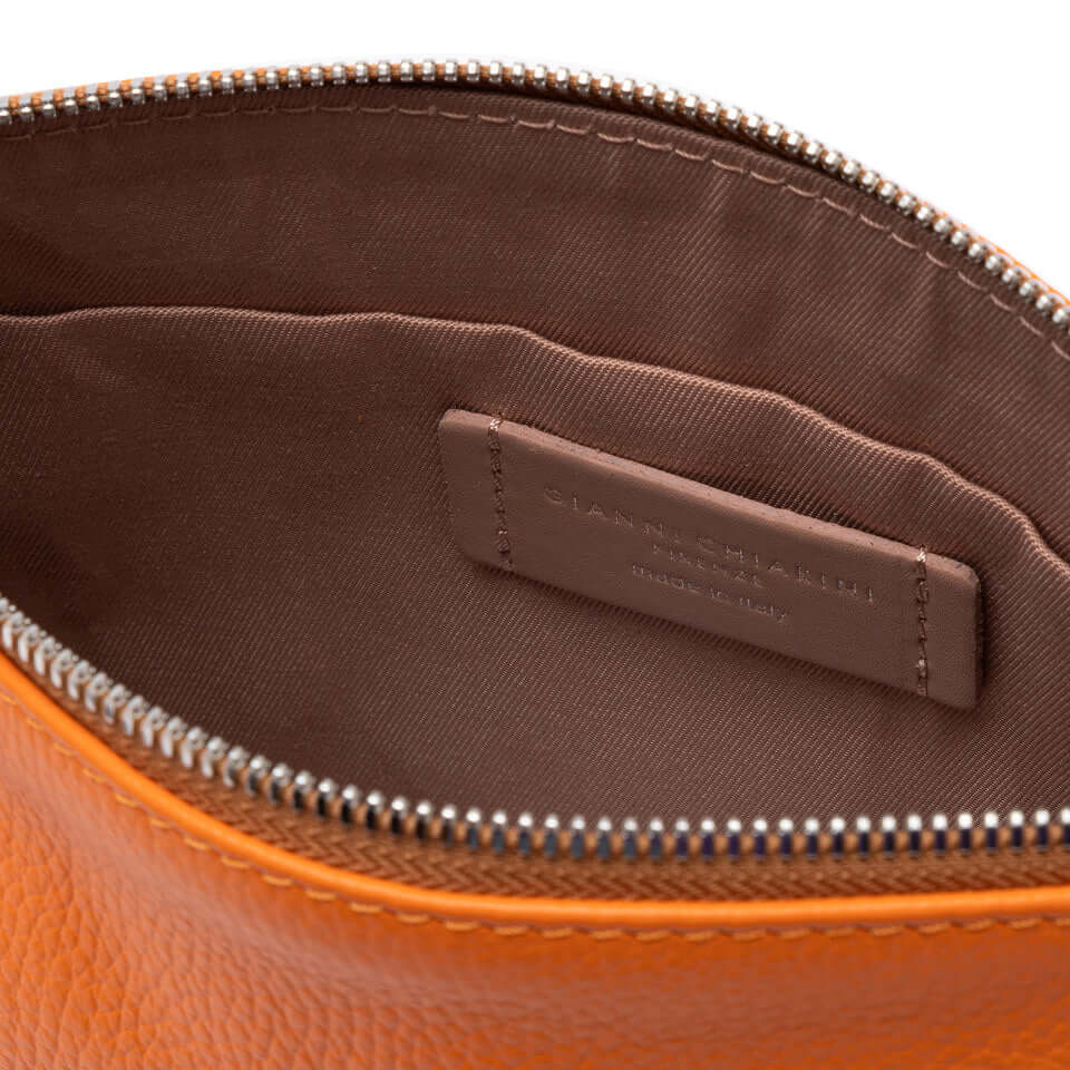 Interno della borsa Nora Pouch di Gianni Chiarini, in pelle martellata, con chiusura zip e logo.