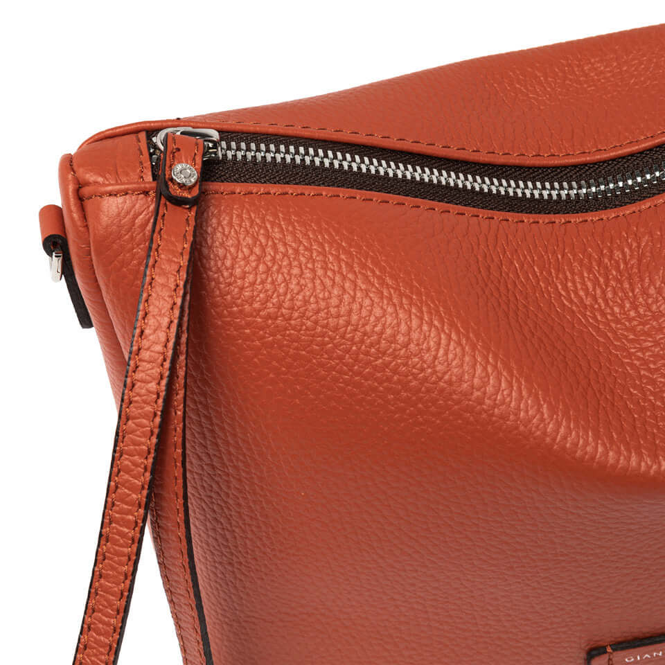 Close-up of Gianni Chiarini Nora Pouch in soft hammered leather with zipper and removable shoulder strap.