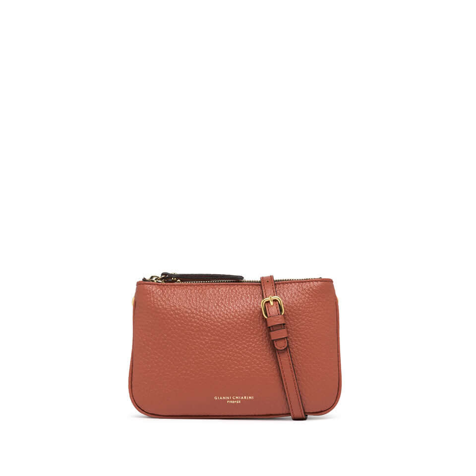 Borsa a tracolla Frida in pelle grana maxi, colore terracotta, con zip e tracolla regolabile.