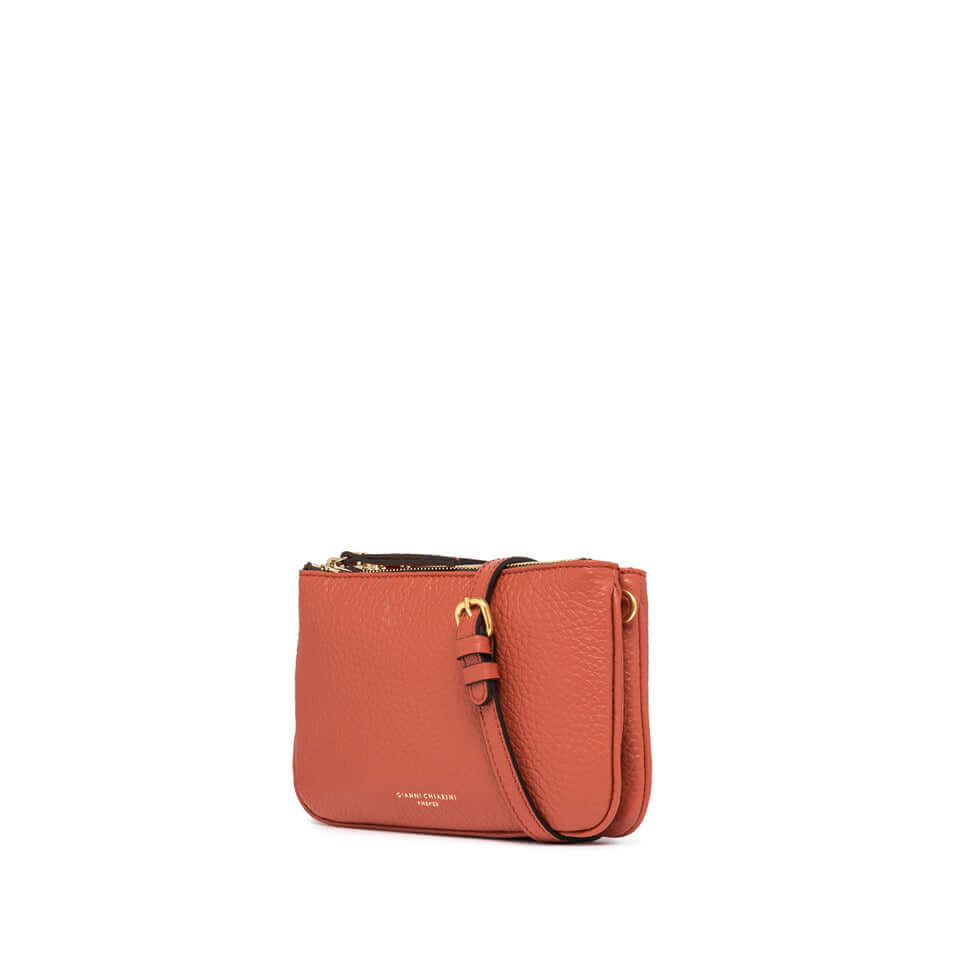 Borsa a tracolla Frida in pelle grana maxi color terracotta, con zip e tracolla regolabile.