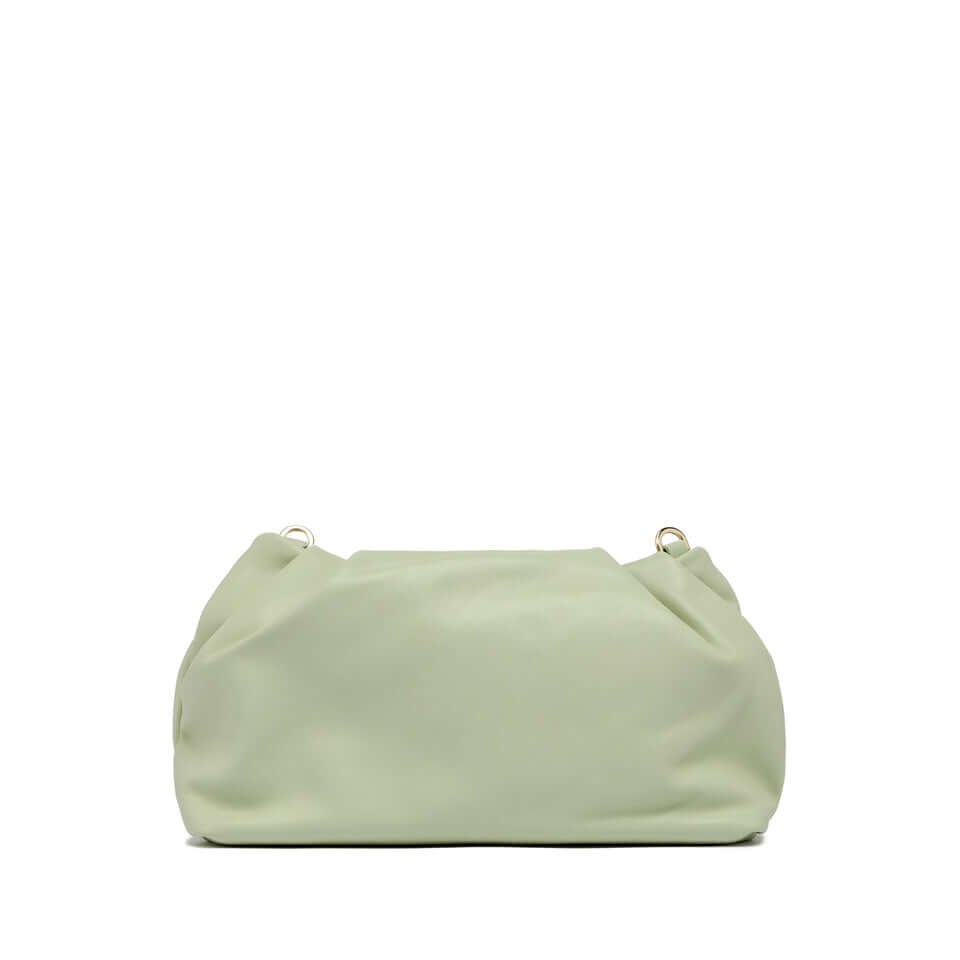 Borsa Perla verde chiaro in pelle liscia con effetto arricciato e catena metallica per portabilità doppia.