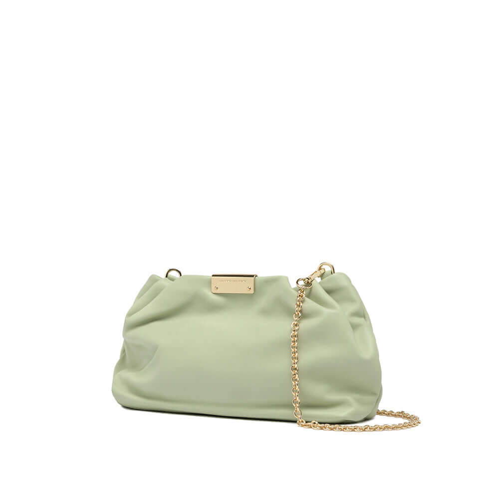 Elegante borsa Perla in pelle liscia verde, con catena dorata per portabilità a mano o crossbody.