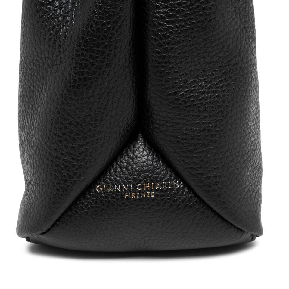 Leila borsa a spalla in pelle martellata nera con dettagli in metallo by Gianni Chiarini.