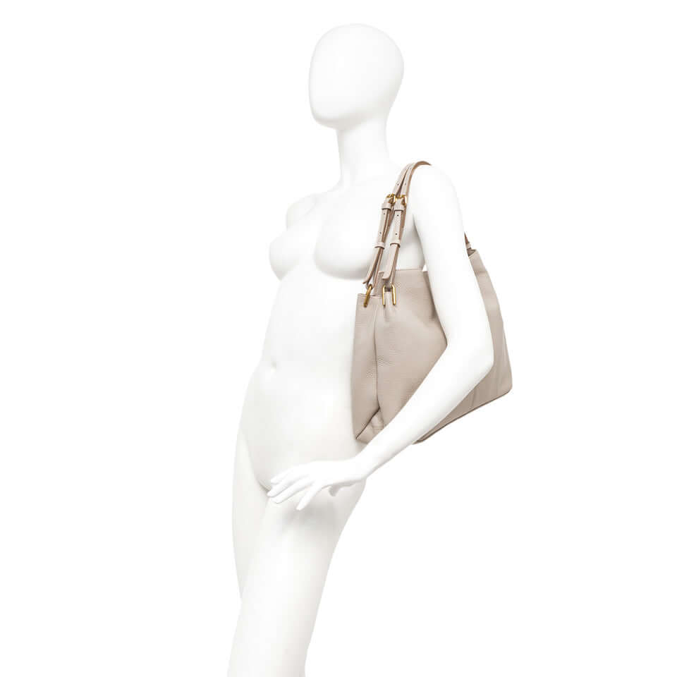 Leila borsa a spalla in pelle martellata di Gianni Chiarini, con manico in tono e dettagli metallici lucenti.