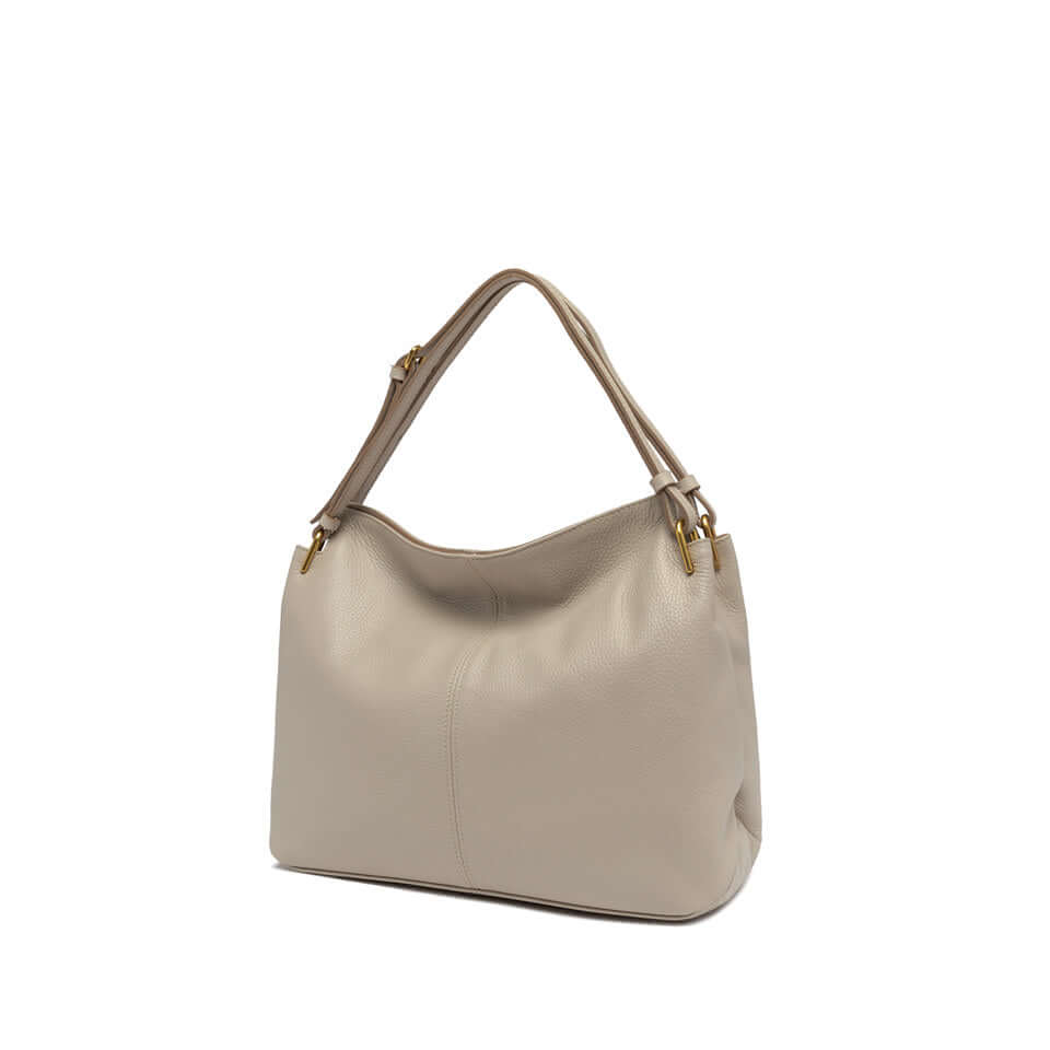 Leila borsa a spalla in pelle martellata beige con dettagli in metallo, dimensioni 38x27x12 cm.