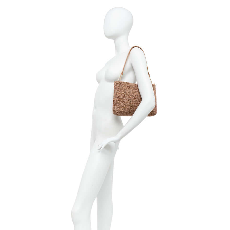 La Brenda pochette by Gianni Chiarini, stylish design in sponge fabric with removable chain, showcased on mannequin.