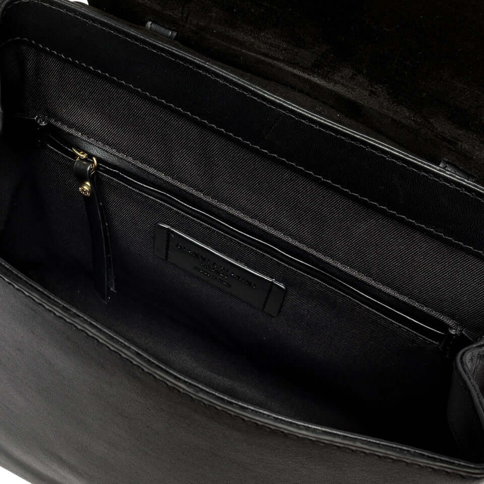Interno della borsa a mano Marlene di Gianni Chiarini, con tasca e dettagli in pelle liscia.