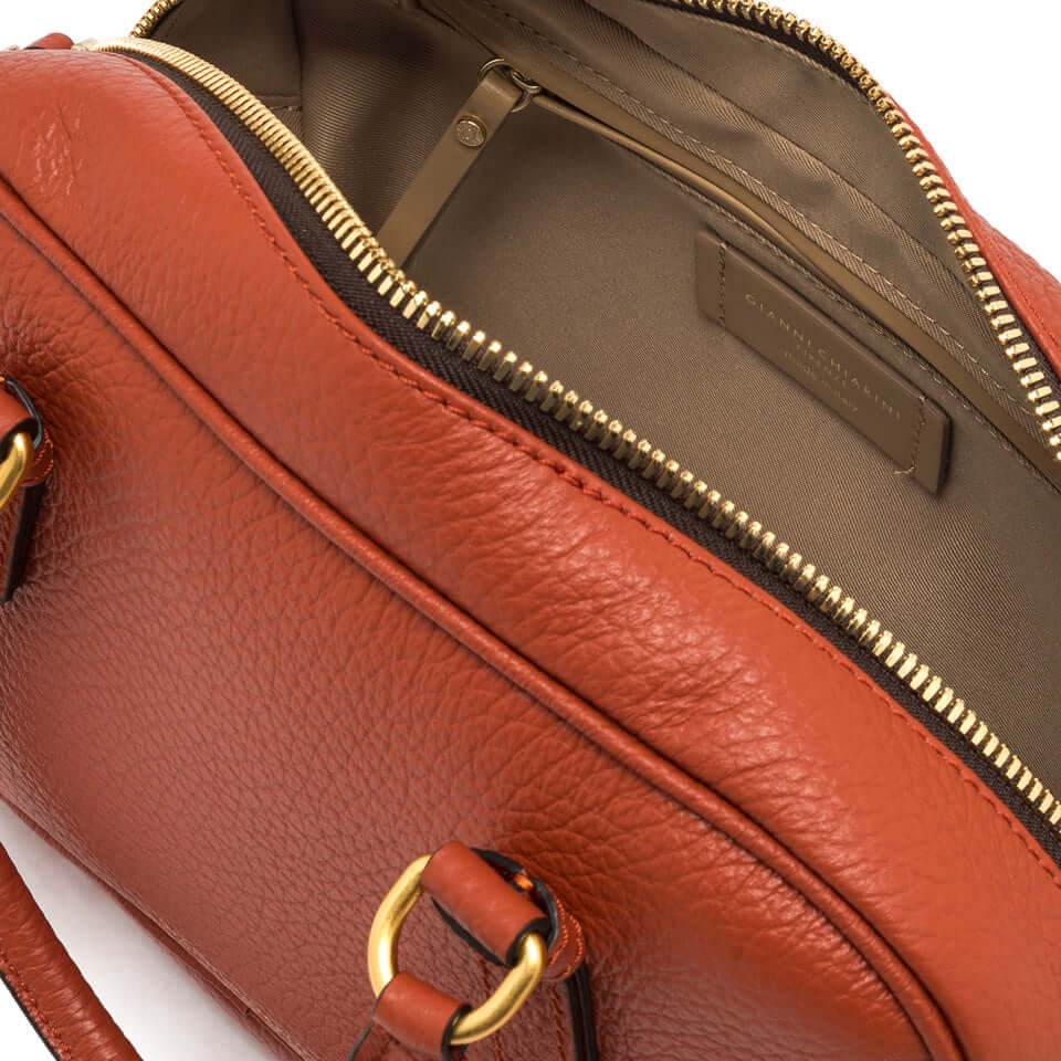 Detail of CHIARA bag interior, featuring a zip closure and roomy compartments in soft leather.