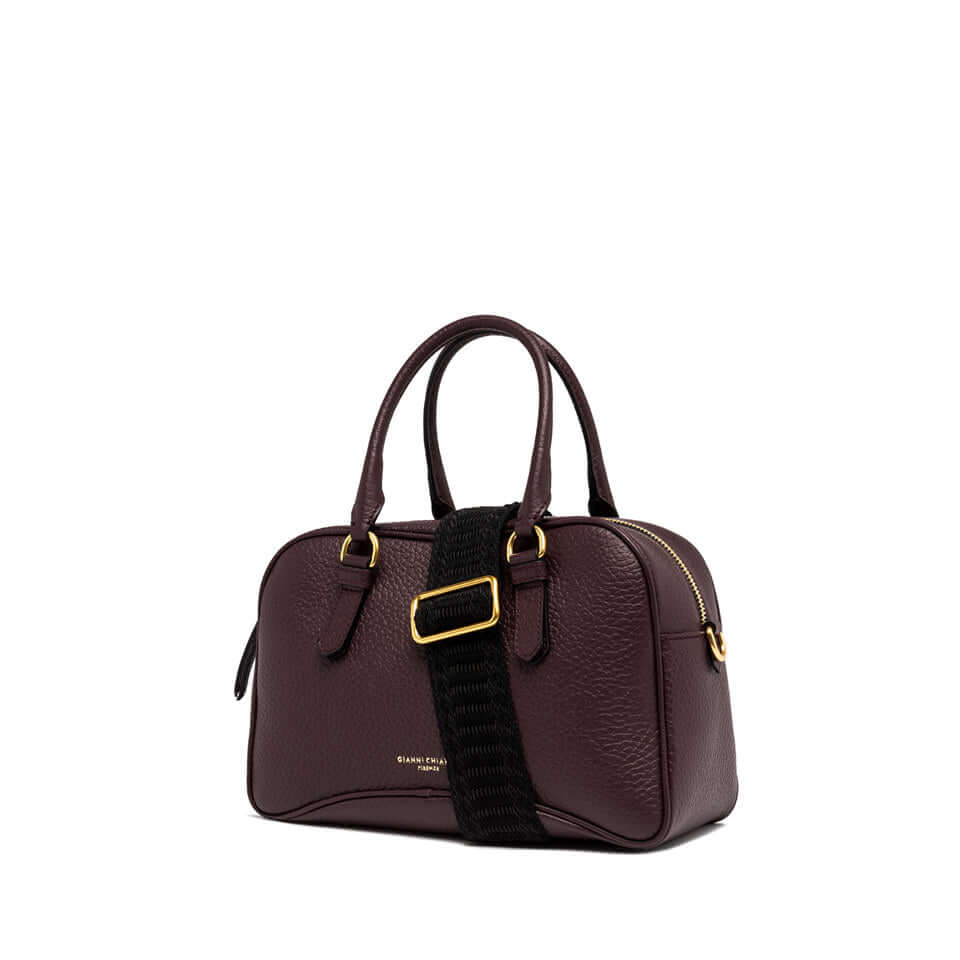 Borsa Chiara in pelle grana maxi, colore bordeaux, con chiusura a cerniera e tracolla removibile.