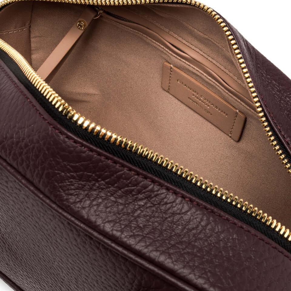Interno della borsa Chiara in pelle grana maxi, con bottone e tasche, colore bordeaux.