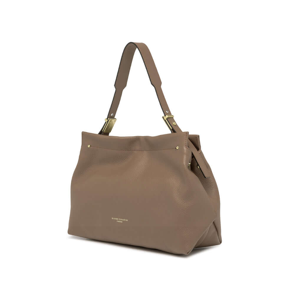 Borsa a spalla Matilde in pelle martellata color beige, con tracolla e dettagli in oro, elegante e pratica.