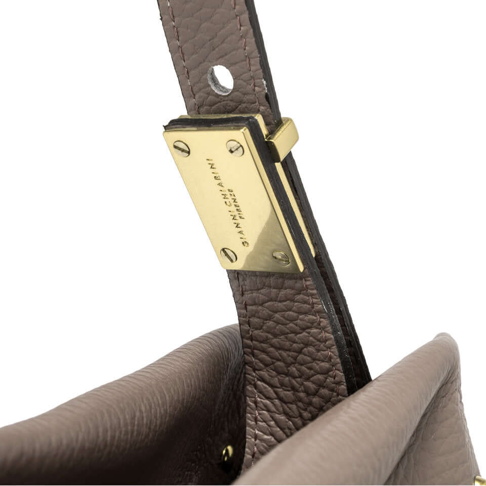 Close-up of the gold hardware and leather strap on the MATILDE shoulder bag.