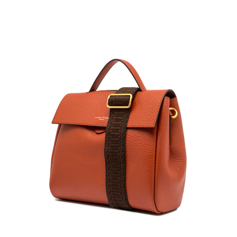 Clio borsa a cartella Gianni Chiarini in pelle arancione con tracolla intrecciata, ideale per look casual.