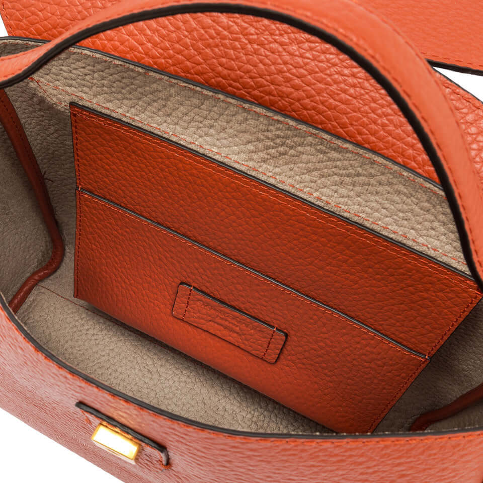 Interno della borsa a cartella Clio di Gianni Chiarini con tasca in pelle arancione.