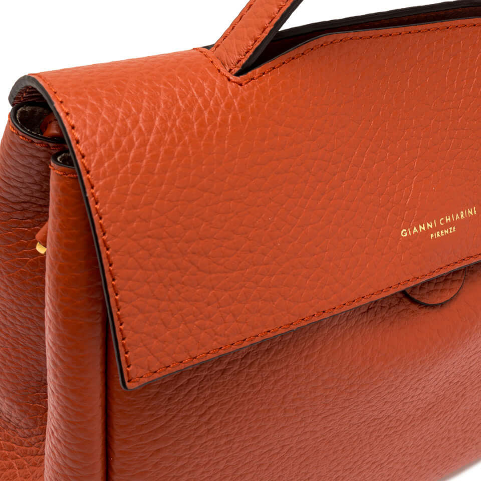 Borsa a cartella Clio di Gianni Chiarini in pelle grana maxi color arancione con chiusura a patta.