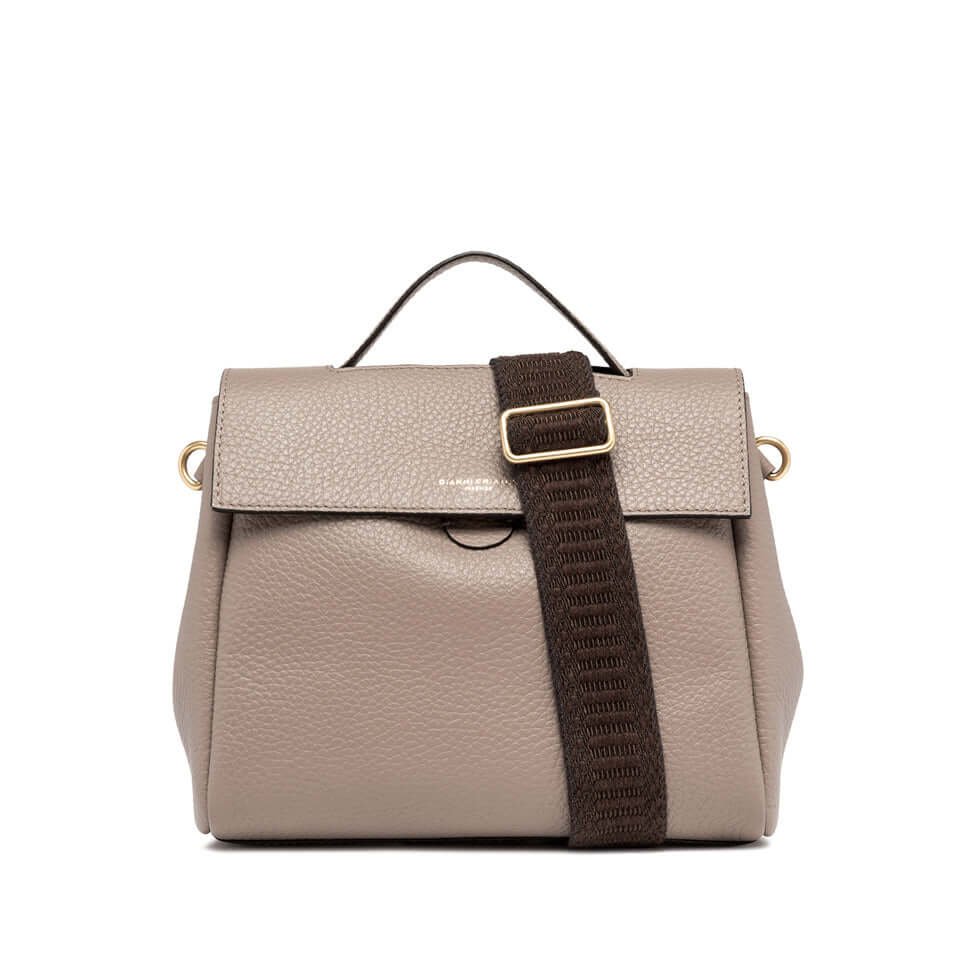 Gianni Chiarini Clio borsa a cartella in pelle grana maxi, chiusura con patta, tracolla regolabile, colore beige.