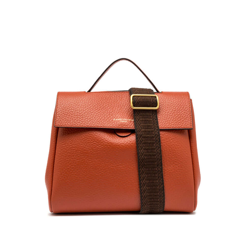 Borsa a cartella Clio di Gianni Chiarini in pelle grana arancione con tracolla regolabile e manico superiore.