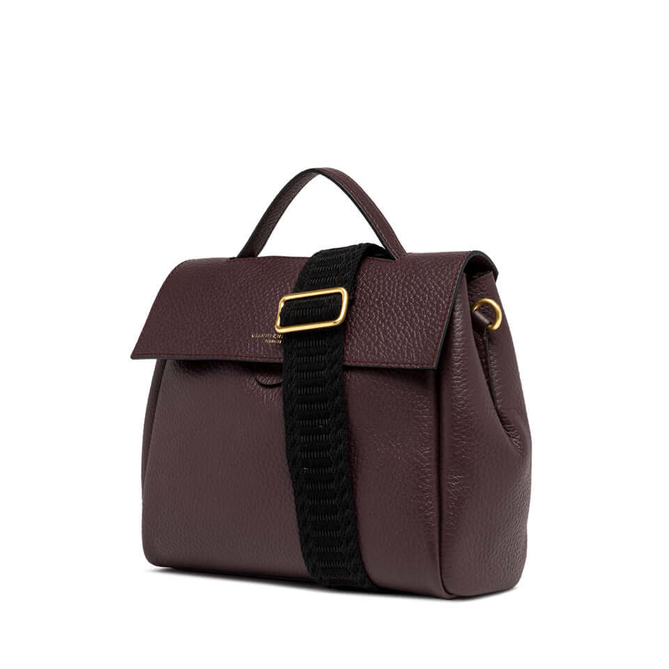 Clio borsa a cartella by Gianni Chiarini, in pelle grana maxi, con tracolla regolabile e chiusura a patta.