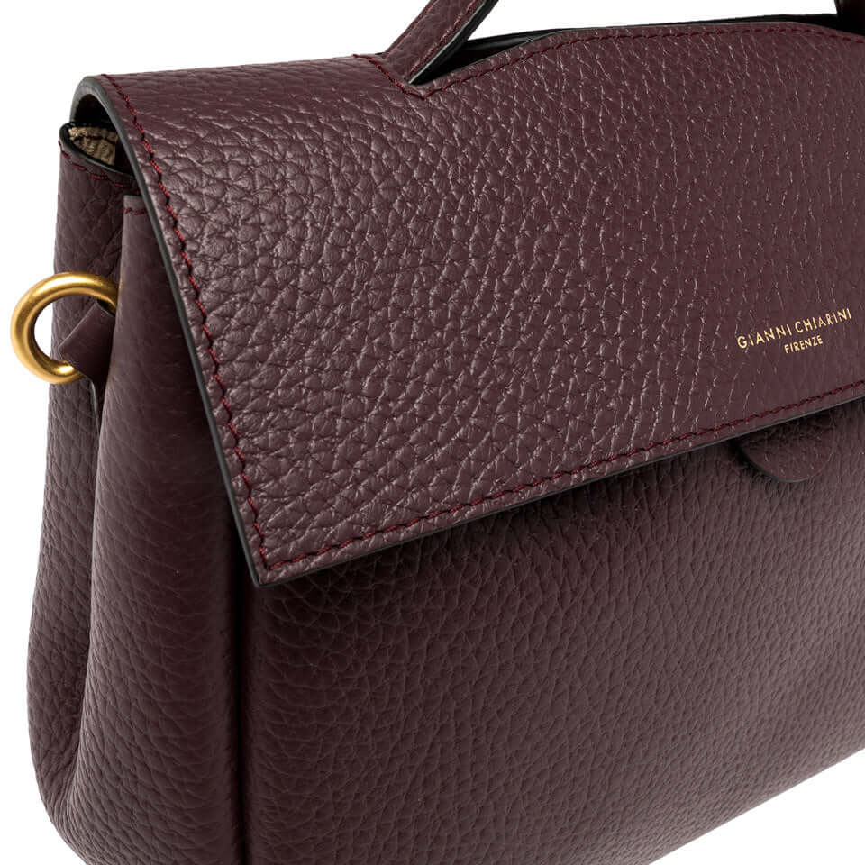 Gianni Chiarini Clio burgundy leather crossbody bag, featuring textured finish and fold-over flap, ideal for casual daily use.