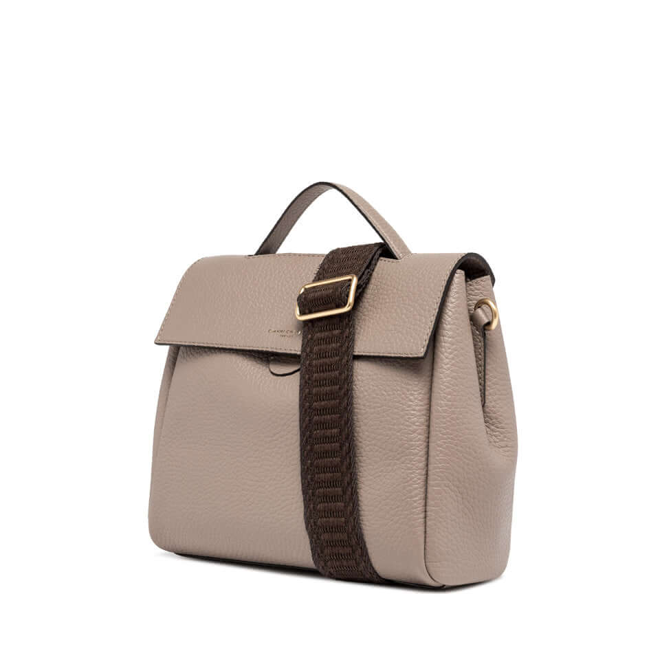 Clio borsa a cartella Gianni Chiarini in pelle grana maxi, chiusura con patta e tracolla regolabile.